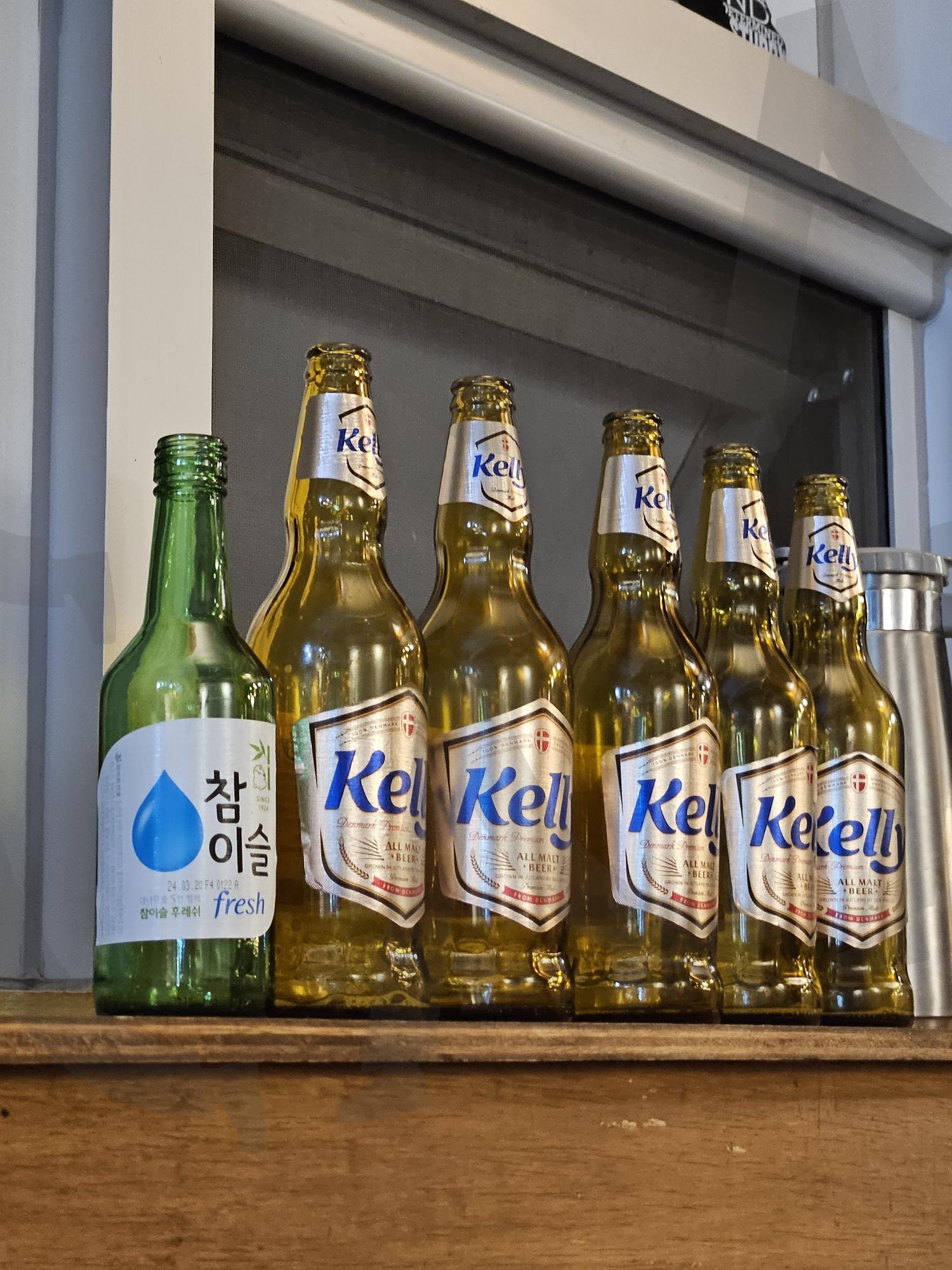 술집에서 한 컷 | 켈리, 맥주, 소주, 참이슬, 술집, 동네, 맛집, 친구, 인테리어 | 스탠바이 STANDBUY 디지털 콘텐츠