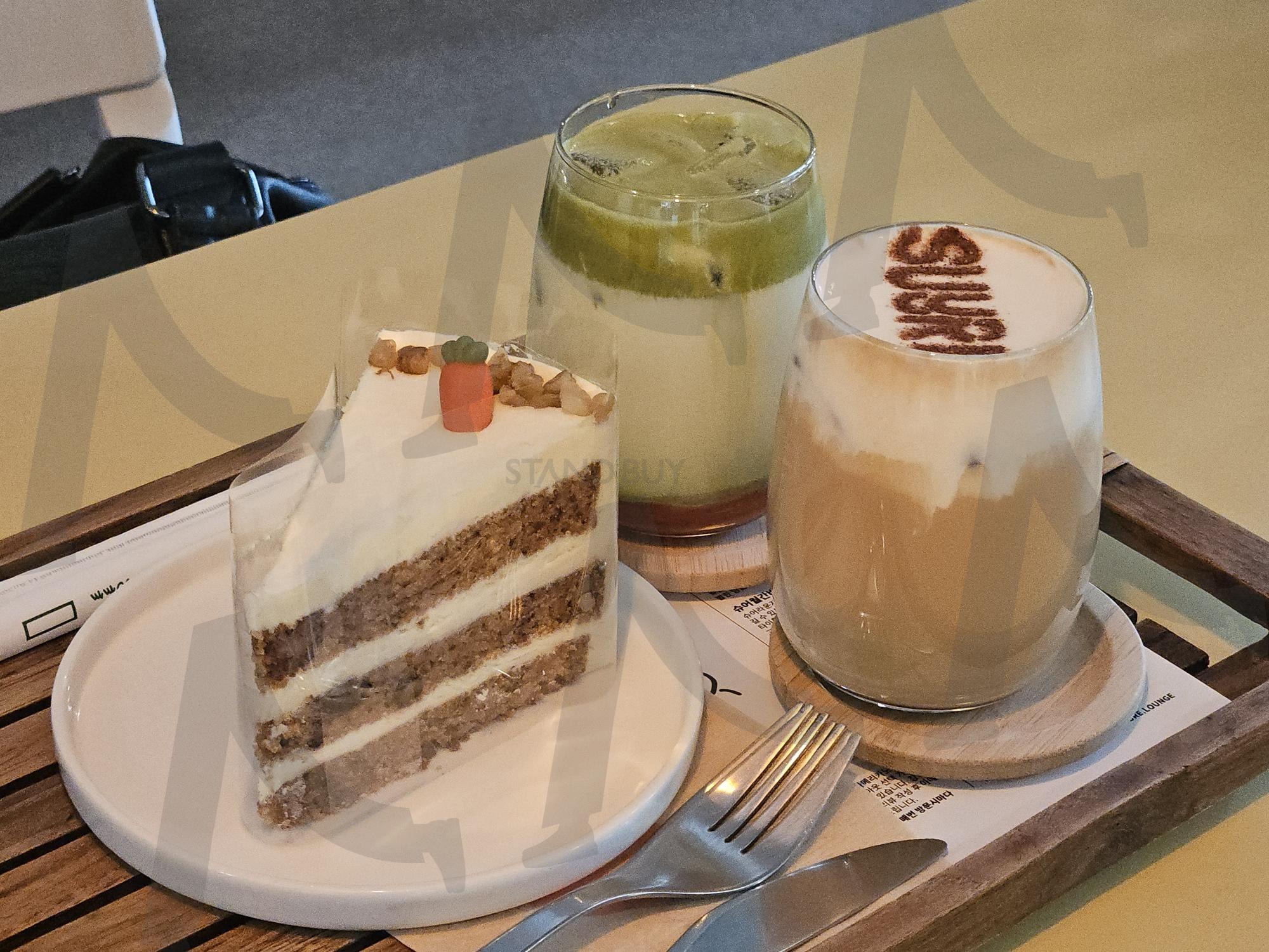 딱봐도 귀여워 보이는 케이크 | 카페, 분위기 좋은, 음료, 조용한, 달달한, 귀여운, 썸네일, 친구, 케이크, 커피, 분위기, 나들이 | 스탠바이 STANDBUY 디지털 콘텐츠