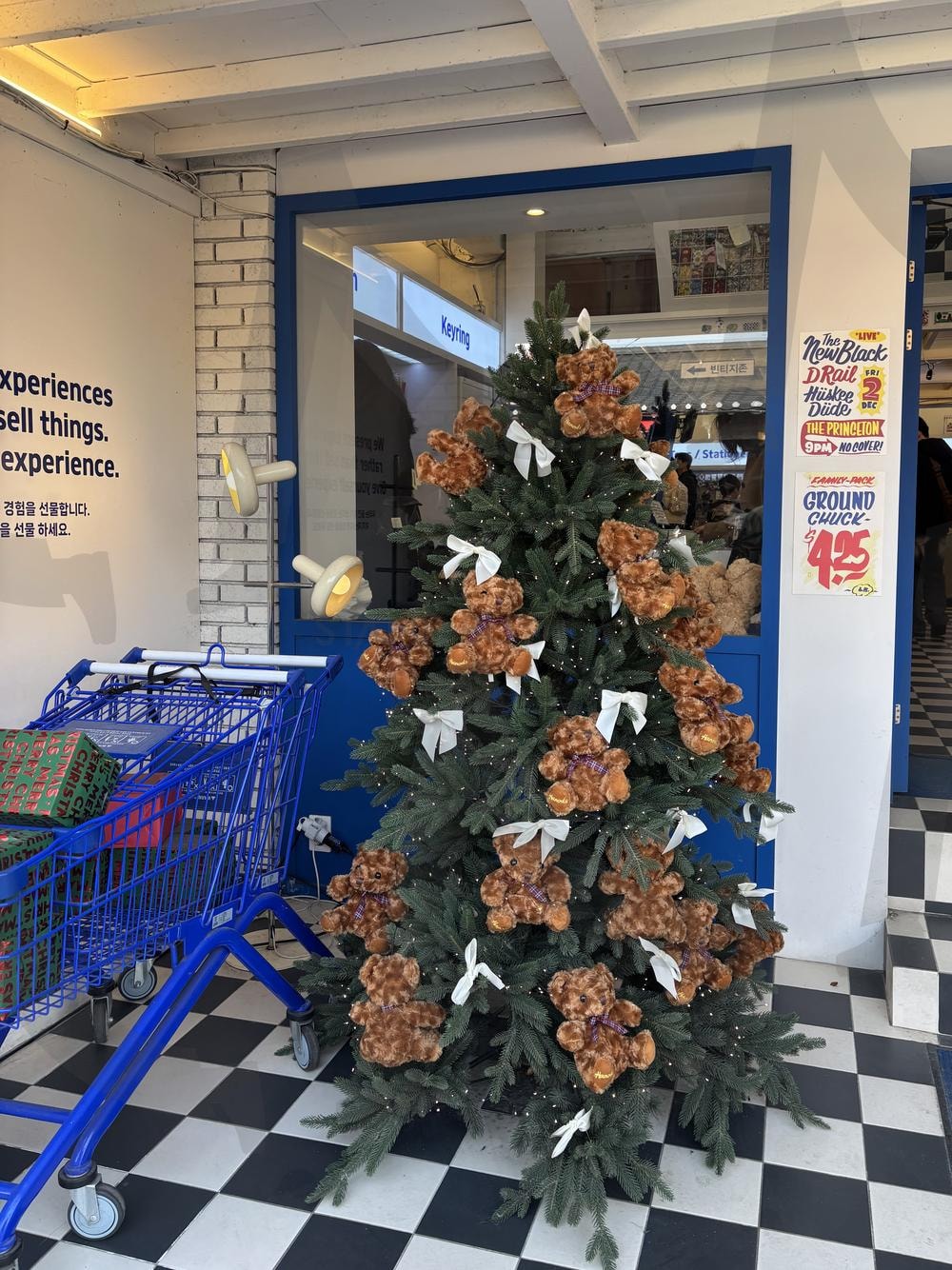 크리스마스 트리 | 크리스마스, 트리, 겨울, 곰돌이, 아기자기, 인테리어, 소품샵, 썸네일, 경주, 여행, 가족 | 스탠바이 STANDBUY 디지털 콘텐츠