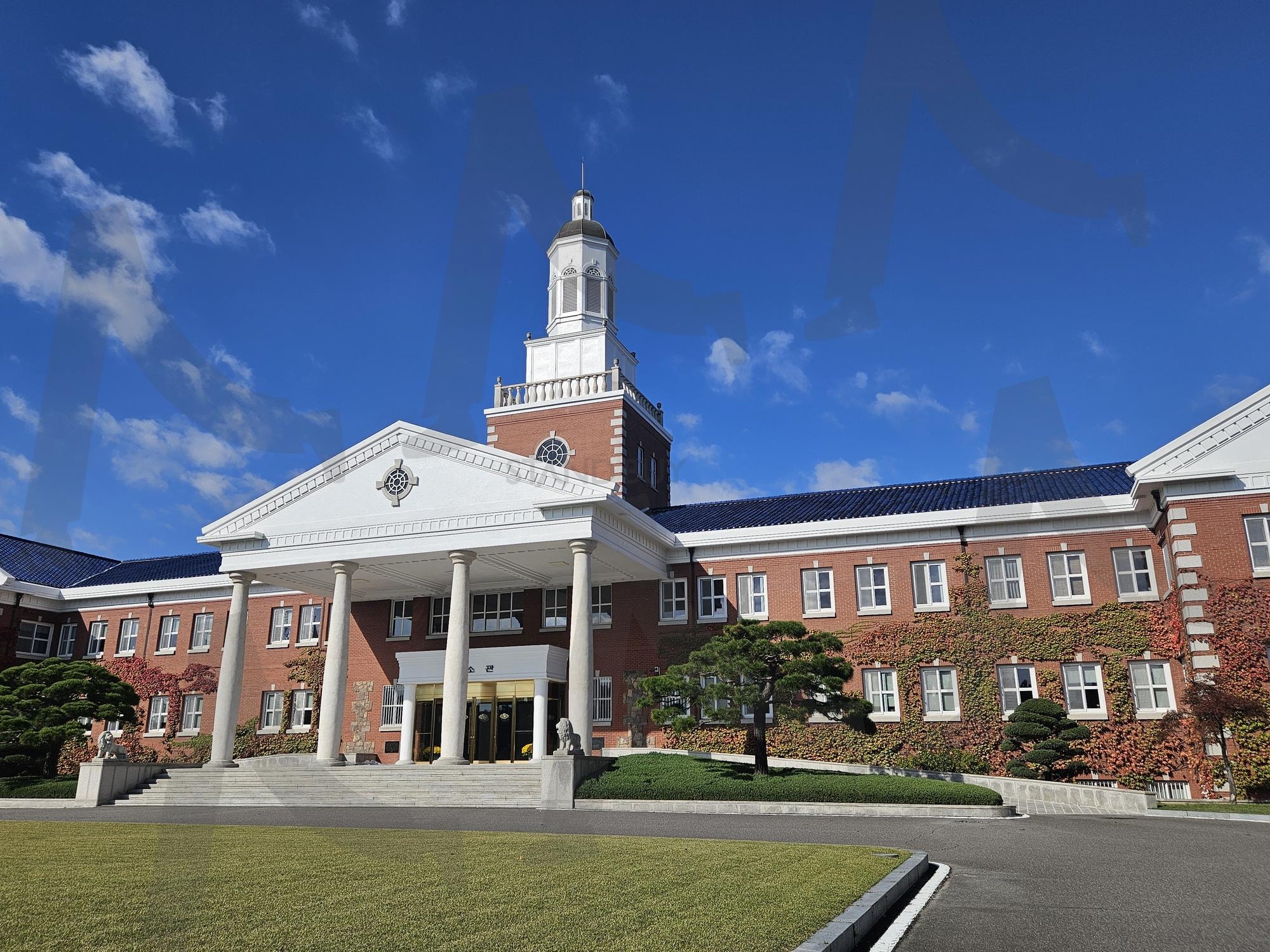 계명대 캠퍼스 | 대학교, 캠퍼스, 계명대, 여름, 화창함, 하늘, 학교, 건물, 잔디, 썸네일, 대구 | 스탠바이 STANDBUY 디지털 콘텐츠