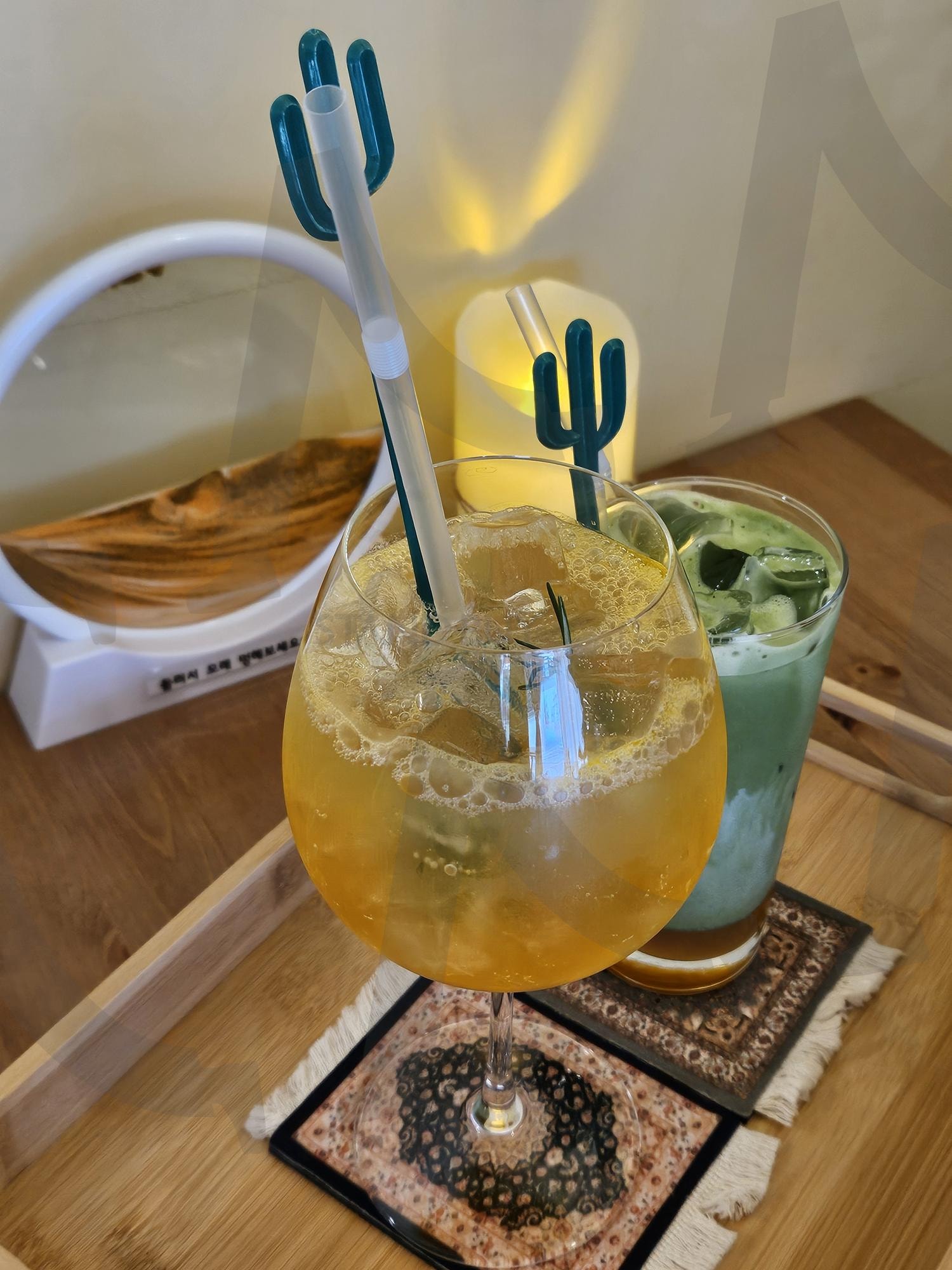 골목길에 숨어있는 어느 한 카페 | 골목, 카페, 음표, 조명, 말차, 에이드, 친구, 선인장 | 스탠바이 STANDBUY 디지털 콘텐츠