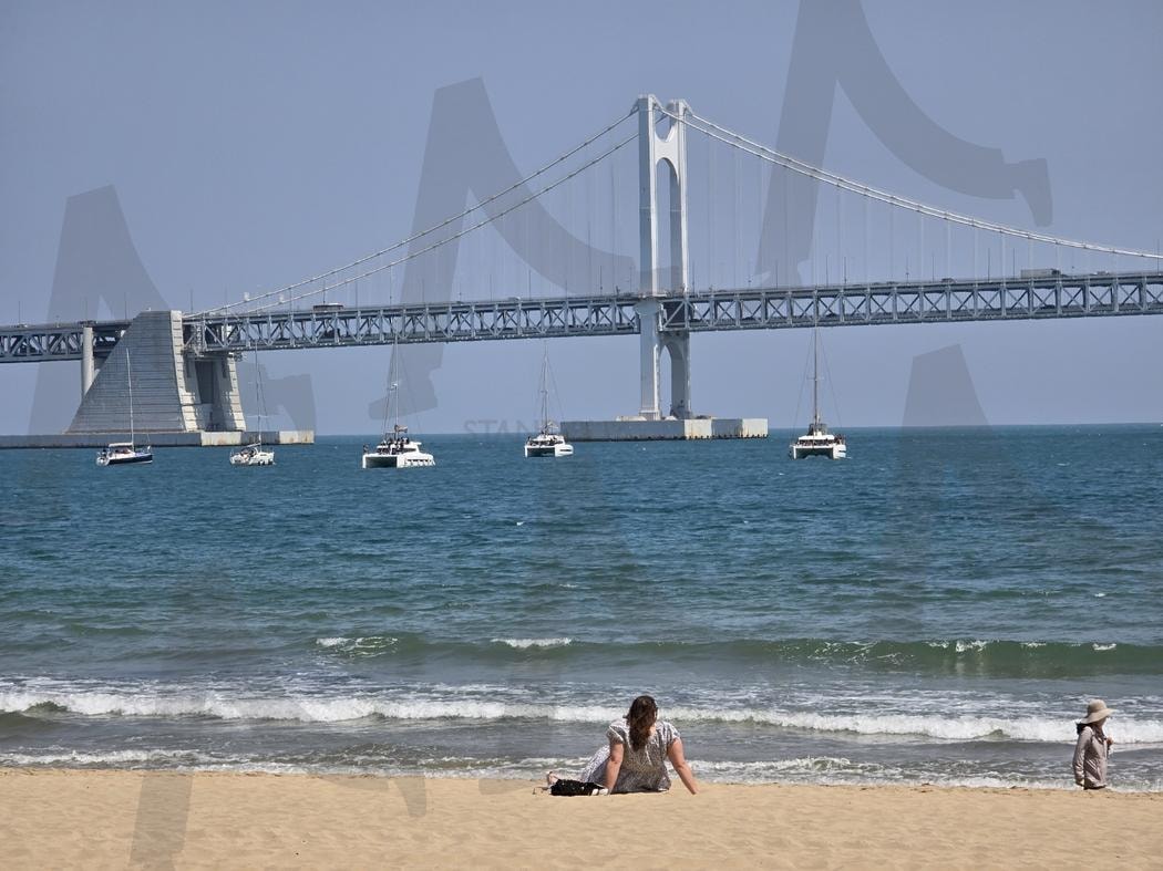 바닷가 | 바다, 바닷가, 여유, 파도, 모래, 다리, 배 | 스탠바이 STANDBUY 디지털 콘텐츠