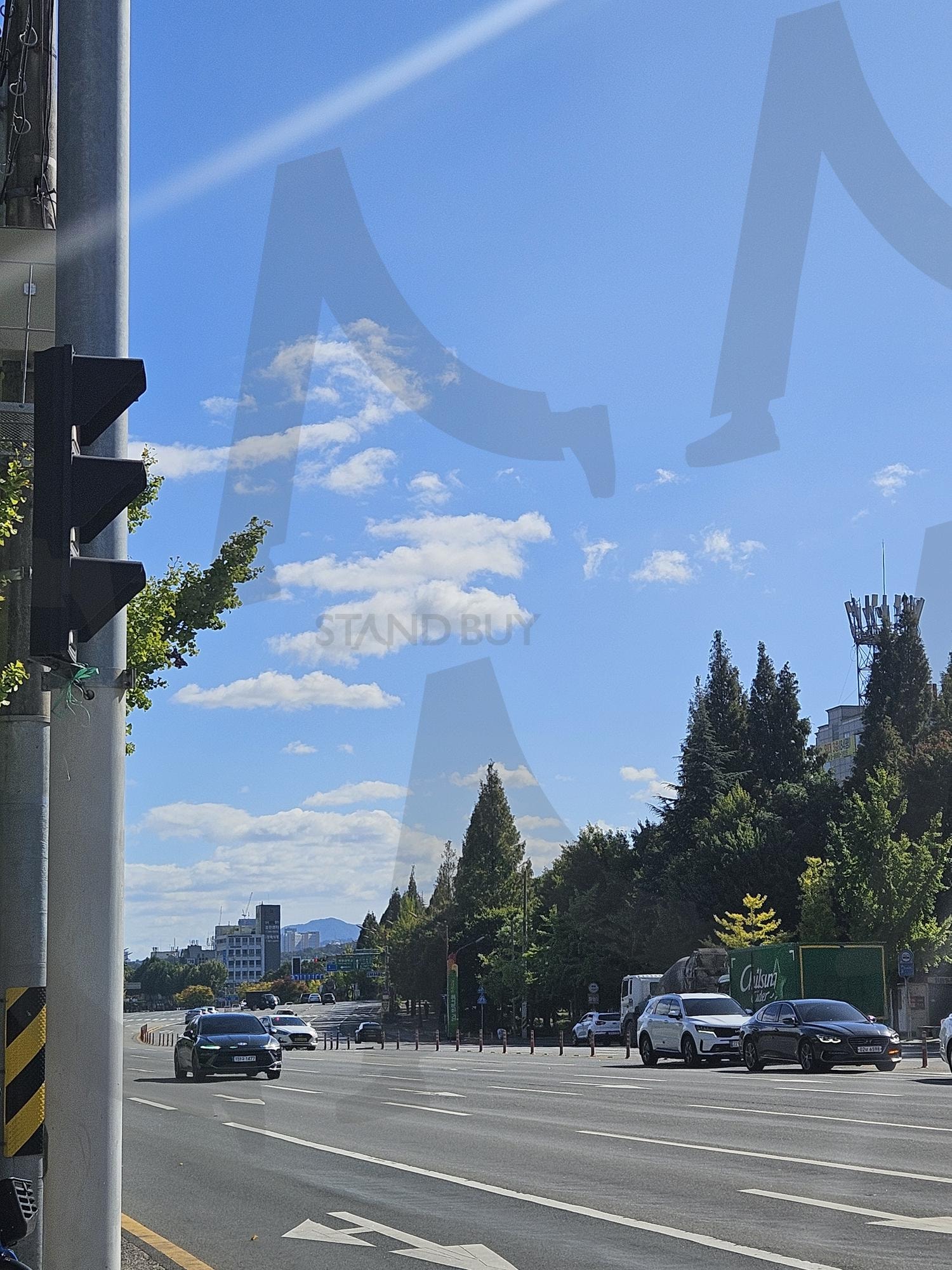 화창한 날씨의 도로 | 대구, 화창한, 날씨, 도로, 지동차, 신호등, 구름, 하늘, 햇볕, 썸네일 | 스탠바이 STANDBUY 디지털 콘텐츠