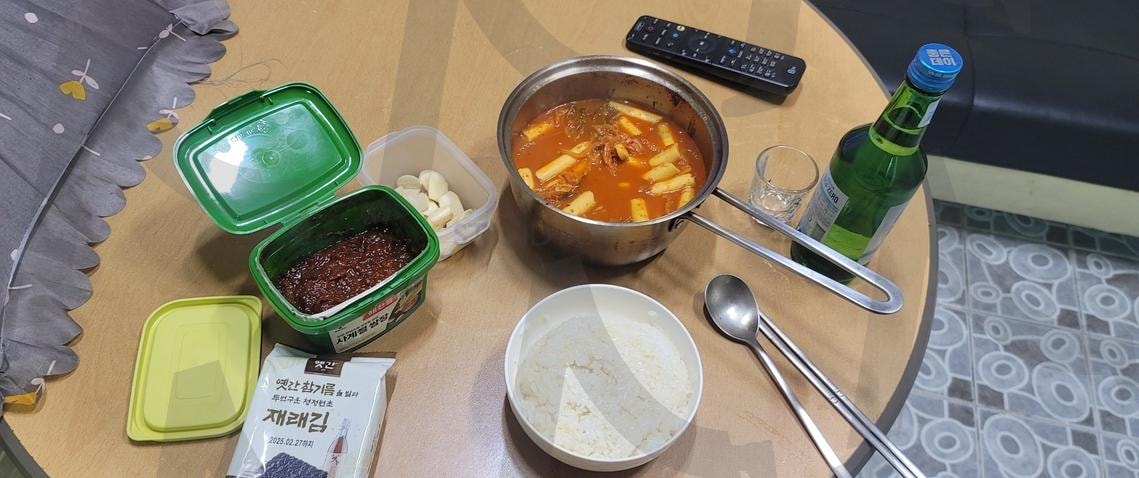 밥먹다가 소주한잔 | 정식, 밥, 소주, 밥상, 술자리, 김치지개 | 스탠바이 STANDBUY 디지털 콘텐츠