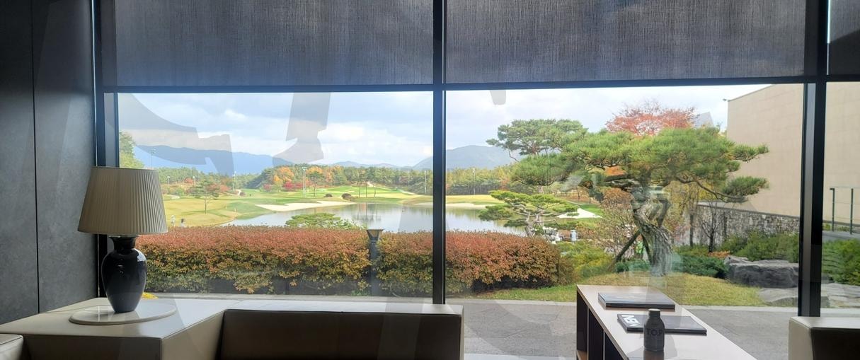 창가로 보이는 골프장 필드 | 골프장, 필드, 예쁜골프장, 예쁜필드, 로비, 창가풍경 | 스탠바이 STANDBUY 디지털 콘텐츠