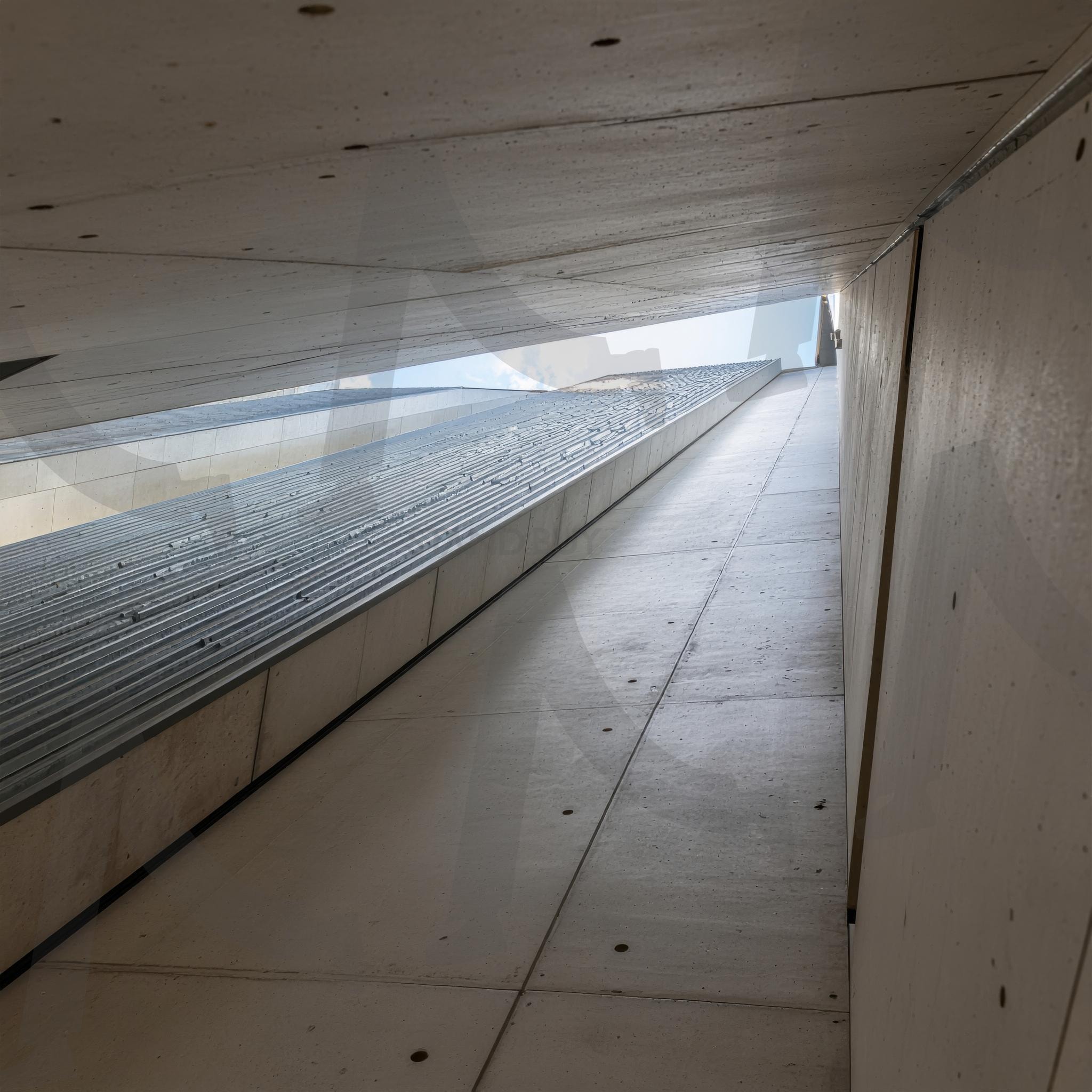 공간 경험 최적화와 동선 효율성을 구현한 미니멀리즘 건축의 구조적 표현 | 건축 통로, 미니멀리즘, 콘크리트 구조, 공간 경험, 선형 디자인, 동선 계획, 자연광 유입, 구조적 표현, 현대 건축, 시각적 연결성, ai | 스탠바이 STANDBUY 디지털 콘텐츠