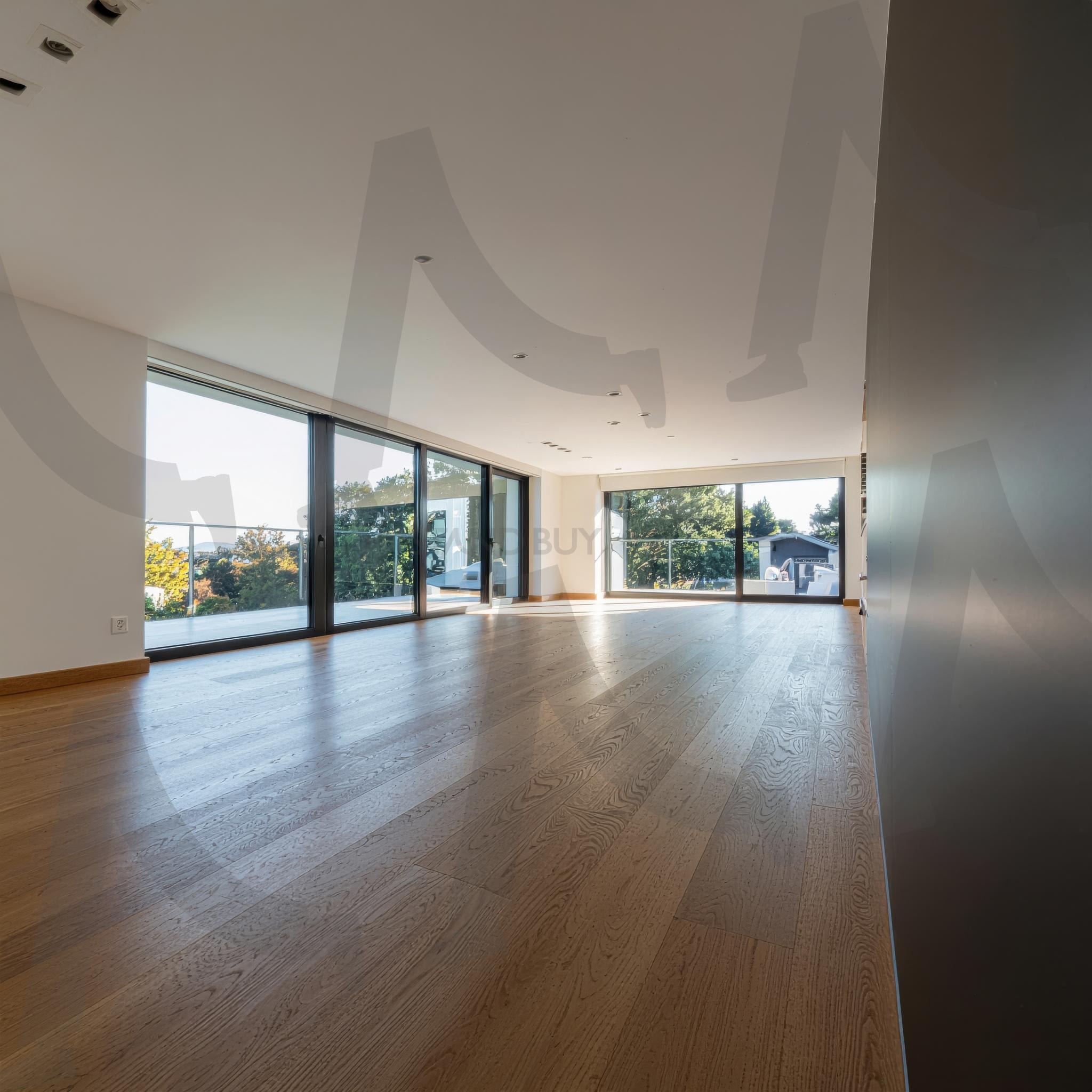 대형 통유리창을 통해 풍부한 자연광이 유입되는 미니멀리즘 인테리어의 현대적 거실 공간 | 미니멀리즘, 거실, 통유리창, 자연광, 현대 인테리어, 주거 공간, 원목 마루, 실내 디자인, 개방감, 조용한 공간, 실내 채광, 넓은 거실, 고급 주택, 심플한 인테리어, 모던 하우스, 부동산 사진, 프리미엄 공간, 고요한 분위기, 공간 활용, 인테리어 포트폴리오, ai | 스탠바이 STANDBUY 디지털 콘텐츠