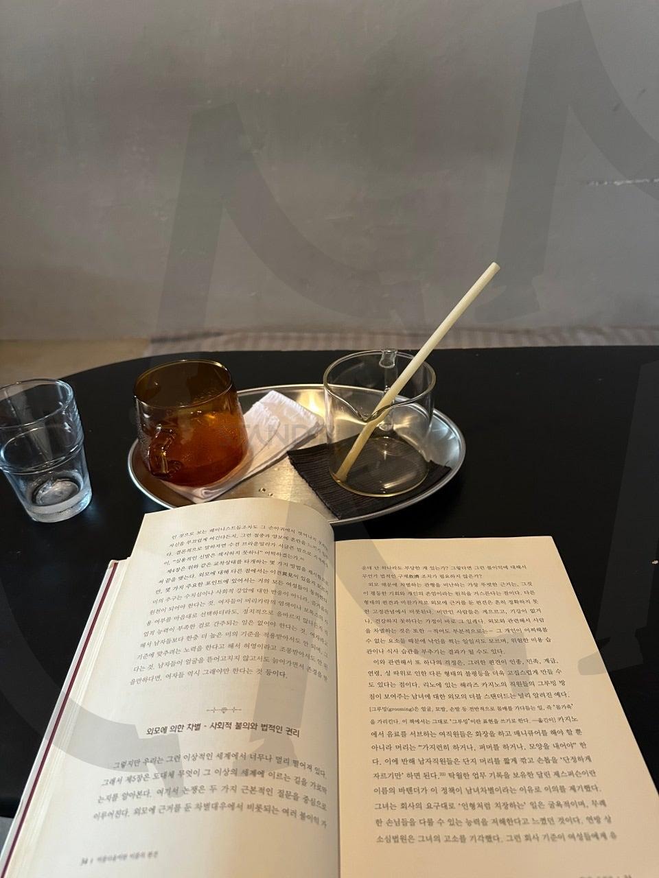 분위기 좋은 카페였던 어느 날 | 책, 카페, 커피, 분위기, 따뜻함 | 스탠바이 STANDBUY 디지털 콘텐츠