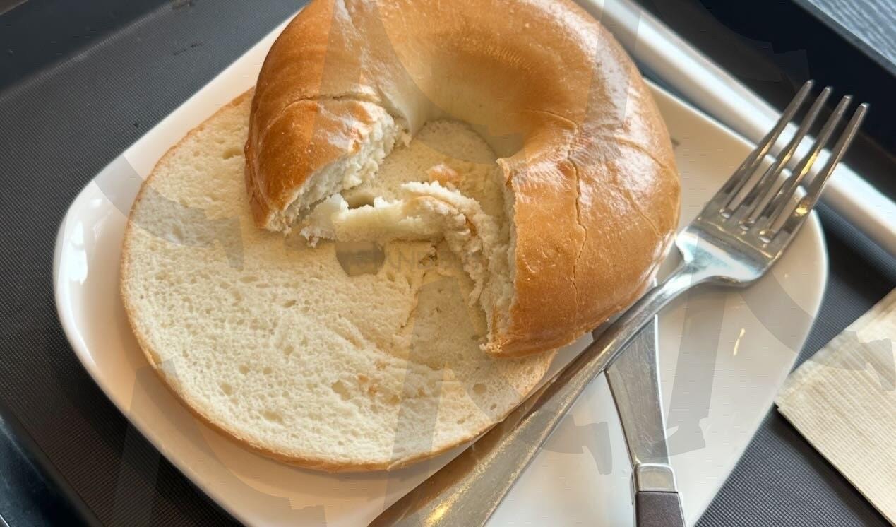 베이글을 씹어먹던 그 어느 날 | 베이글, 카페, 포크, 접시, 여유 | 스탠바이 STANDBUY 디지털 콘텐츠