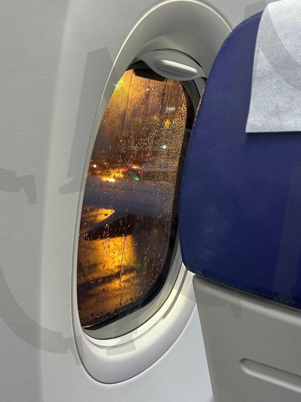 여행 시작부터 비가 내리던 어느 날 | 비행기, 창문, 비, 새벽, 여행 | 스탠바이 STANDBUY 디지털 콘텐츠