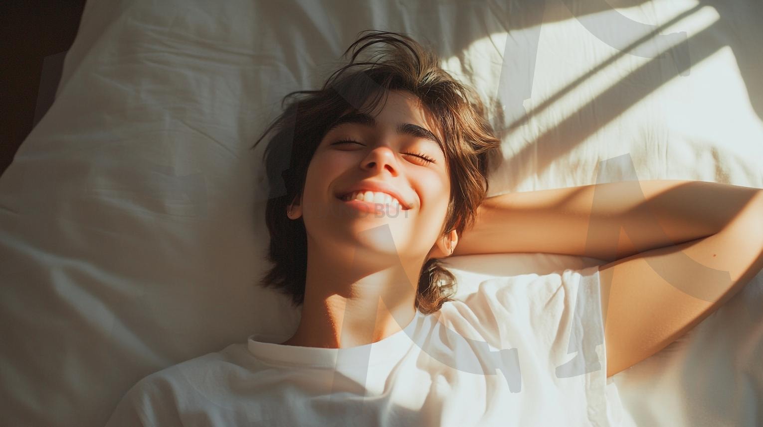 꿀잠 | 꿀잠, 숙면, 편안한잠, 아늑한침대, 포근한이불, 베개, 침실, 아침햇살, 굿모닝, 기상, 아침풍경, 침대에서일어남, 이불속, 편안한수면, 수면건강, 침대정리, 숙면습관, 아침미소, 침대휴식, 잠자는여자, 잠자는남자, 침실인테리어, 기지개, 휴식, ai | 스탠바이 STANDBUY 디지털 콘텐츠