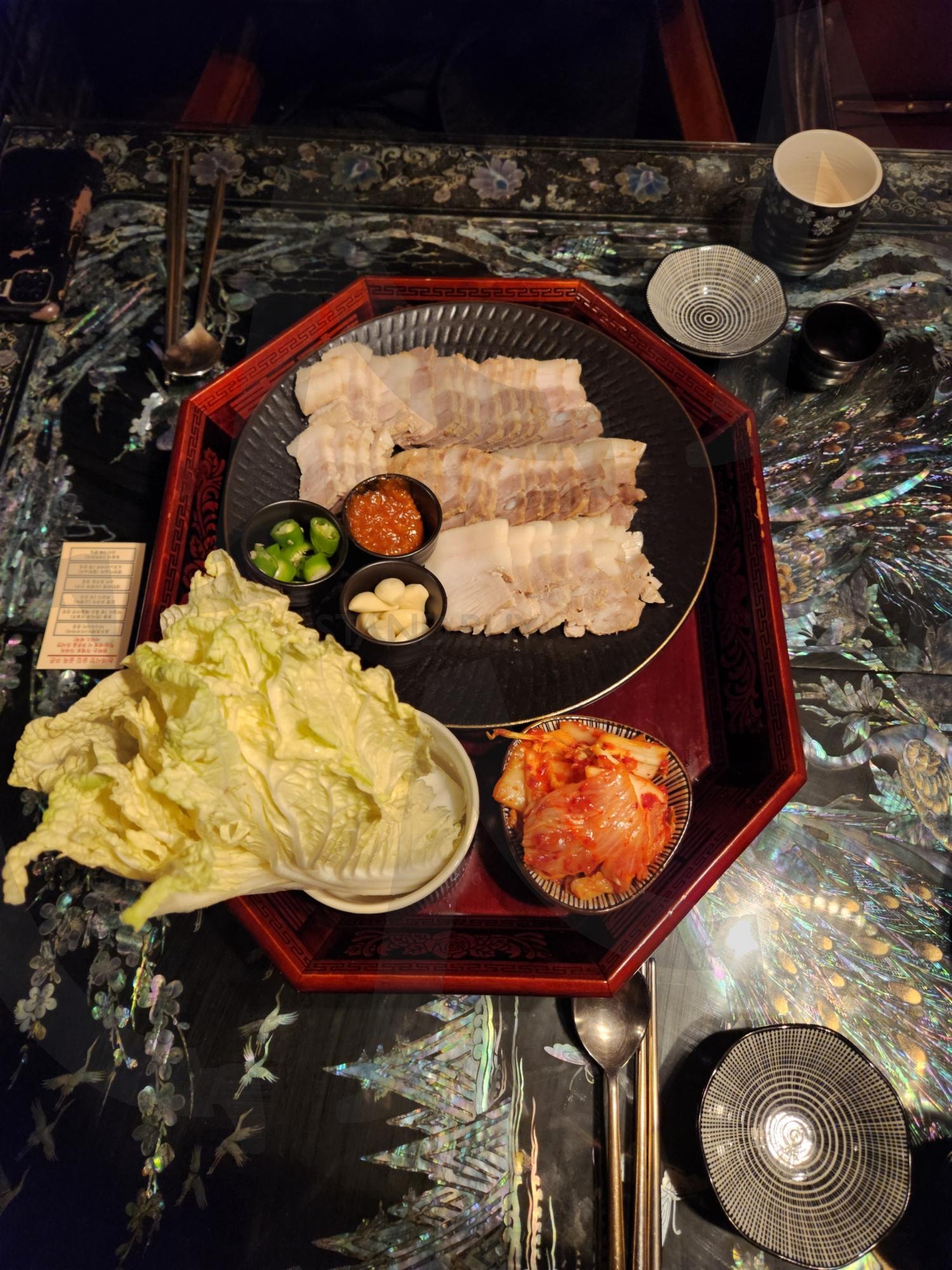 전통 한식 보쌈 정찬 세트 | 한식보쌈, 전통 한국 요리, 고급요리, 자개 테이블, 한국, 한국 음식문화, 보쌈, 고기, 김치 | 스탠바이 STANDBUY 디지털 콘텐츠