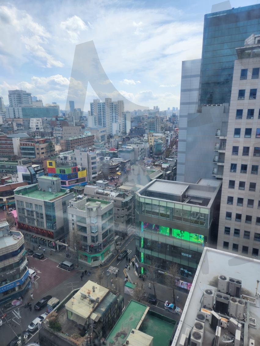 강남의 하늘 아래: 서울 도심의 역동적인 풍경 | 서울, 강남, 도심, 도시풍경, 스카이라인, 고층빌딩, 현대도시, 거리, 하늘, 건축, 상업지구, 분주함, 한국, 아시아도시, 비즈니스, 교통, 빌딩숲, 도시문화, 여행, 일상 | 스탠바이 STANDBUY 디지털 콘텐츠