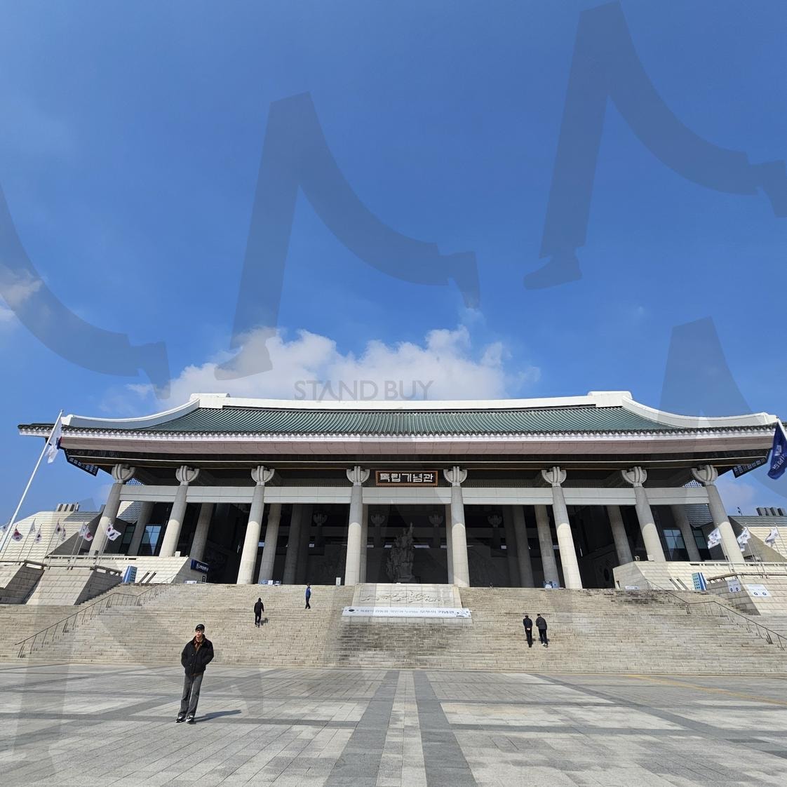 겨레의 집, 독립의 상징 아래: 천안 독립기념관의 위엄 | 독립기념관, 겨레의집, 천안, 한국역사, 기념관, 전통건축, 민족정신, 역사유적, 대한민국, 기와지붕, 광장, 여행지, 상징적장소, 문화유산, 역사교육, 박물관, 랜드마크, 청명한하늘, 방문객, 애국심 | 스탠바이 STANDBUY 디지털 콘텐츠