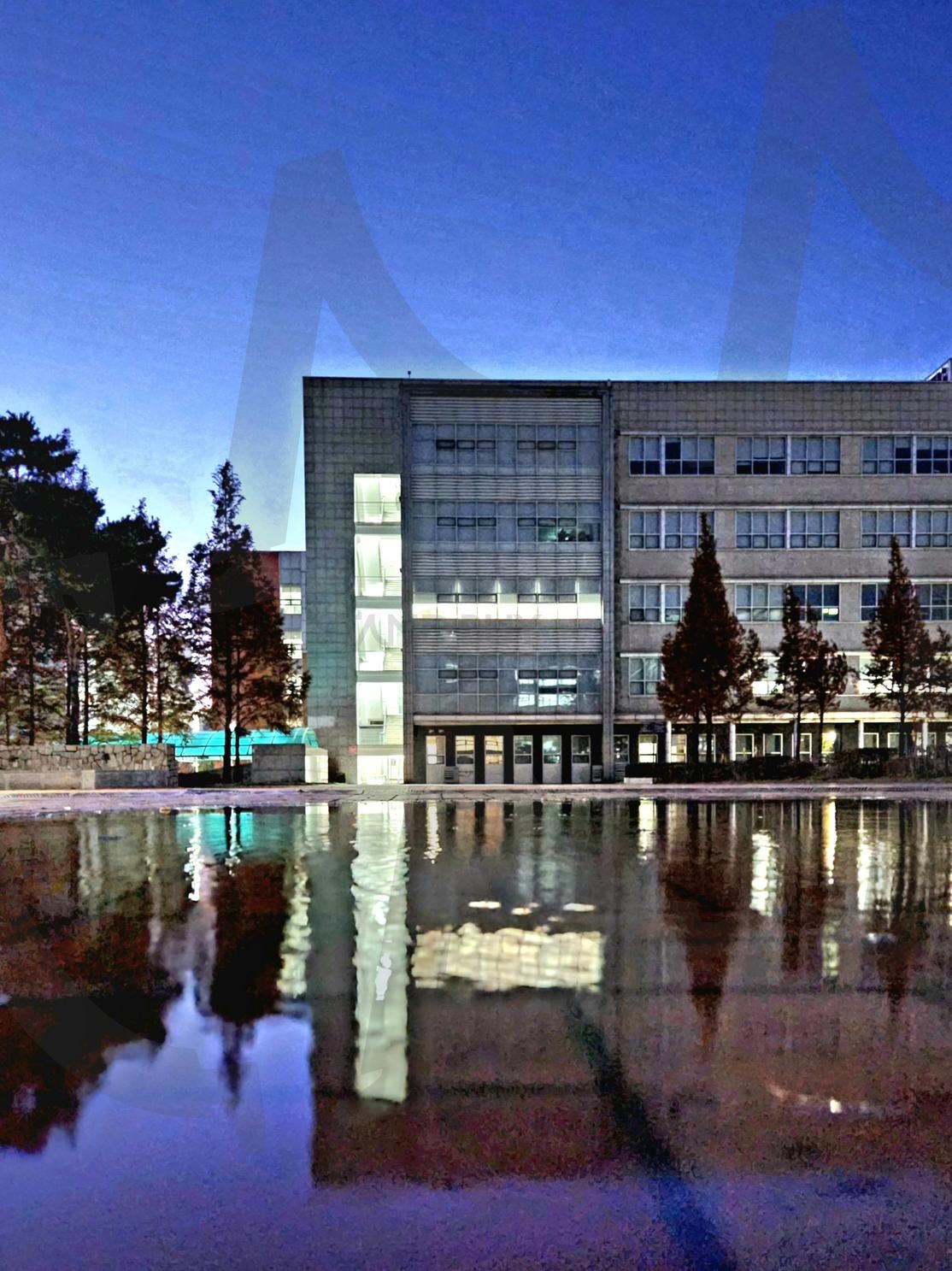 저녁 하늘 아래 캠퍼스의 반영 | 캠퍼스, 대학, 저녁, 반영, 물, 건물, 현대건축, 푸른하늘, 조명, 나무, 고요함, 감성사진, 풍경, 야경, 여유, 정적, 도시풍경, 건축사진, 휴식, 일상 | 스탠바이 STANDBUY 디지털 콘텐츠