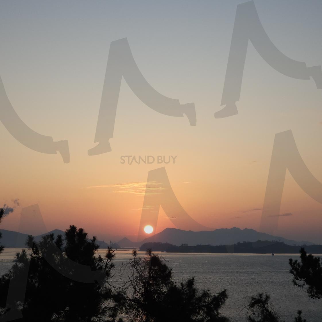 고요한 바다 위 일몰의 순간 | 일몰, 바다, 섬, 노을, 해넘이, 평온, 자연풍경, 실루엣, 소나무, 산, 감성사진, 석양, 하늘, 여행, 풍경사진, 고요함, 서정적, 자연, 저녁, 여유, 휴식 | 스탠바이 STANDBUY 디지털 콘텐츠