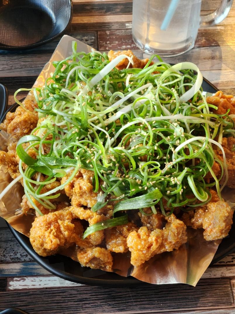 파닭: 신선한 파와 바삭한 치킨의 만남 | 파닭, korean fried chicken, green onion chicken, 파채치킨, 순살치킨, 치킨사진, 한식, 바삭한치킨, 푸드포토, 음식사진, 치킨플레이트, sesame seeds, Crispy Chicken, food styling, korean food, 치킨디쉬, 소스치킨, 파채, 맛집, 테이블포토 | 스탠바이 STANDBUY 디지털 콘텐츠