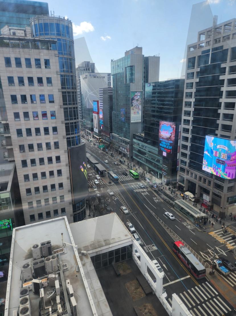 강남의 일상: 하늘에서 내려다본 서울 도심 | 서울, 강남, 도심, 도시풍경, 빌딩, 고층건물, 스카이라인, 거리, 교통, 버스, 자동차, 광고판, 현대도시, 한국, 시티뷰, 분주함, 하늘, 일상, 거리사진, 아시아도시 | 스탠바이 STANDBUY 디지털 콘텐츠