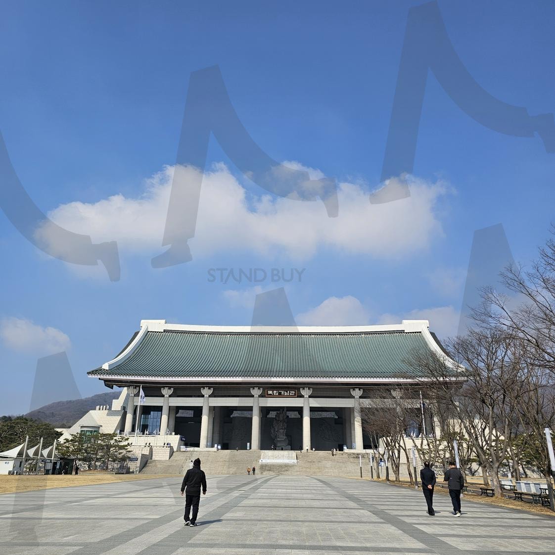 푸른 하늘 아래 겨레의 집: 독립기념관의 위엄 | 독립기념관, 겨레의집, 천안, 한국역사, 전통건축, 기념관, 푸른하늘, 광장, 민족정신, 대한민국, 역사유적, 상징적장소, 여행지, 문화유산, 역사교육, 랜드마크, 건축사진, 방문객, 애국심, 청명한날씨 | 스탠바이 STANDBUY 디지털 콘텐츠