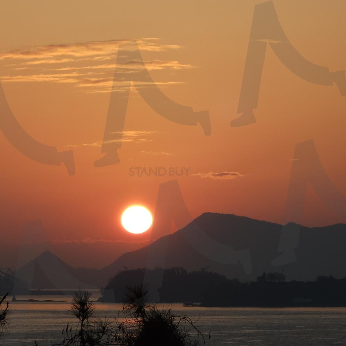 붉은 노을과 고요한 바다 | 일몰, 노을, 바다, 산, 섬, 해넘이, 붉은하늘, 자연풍경, 실루엣, 소나무, 평온, 감성사진, 석양, 여행, 풍경사진, 고요함, 서정적, 자연, 저녁, 여유, 휴식 | 스탠바이 STANDBUY 디지털 콘텐츠