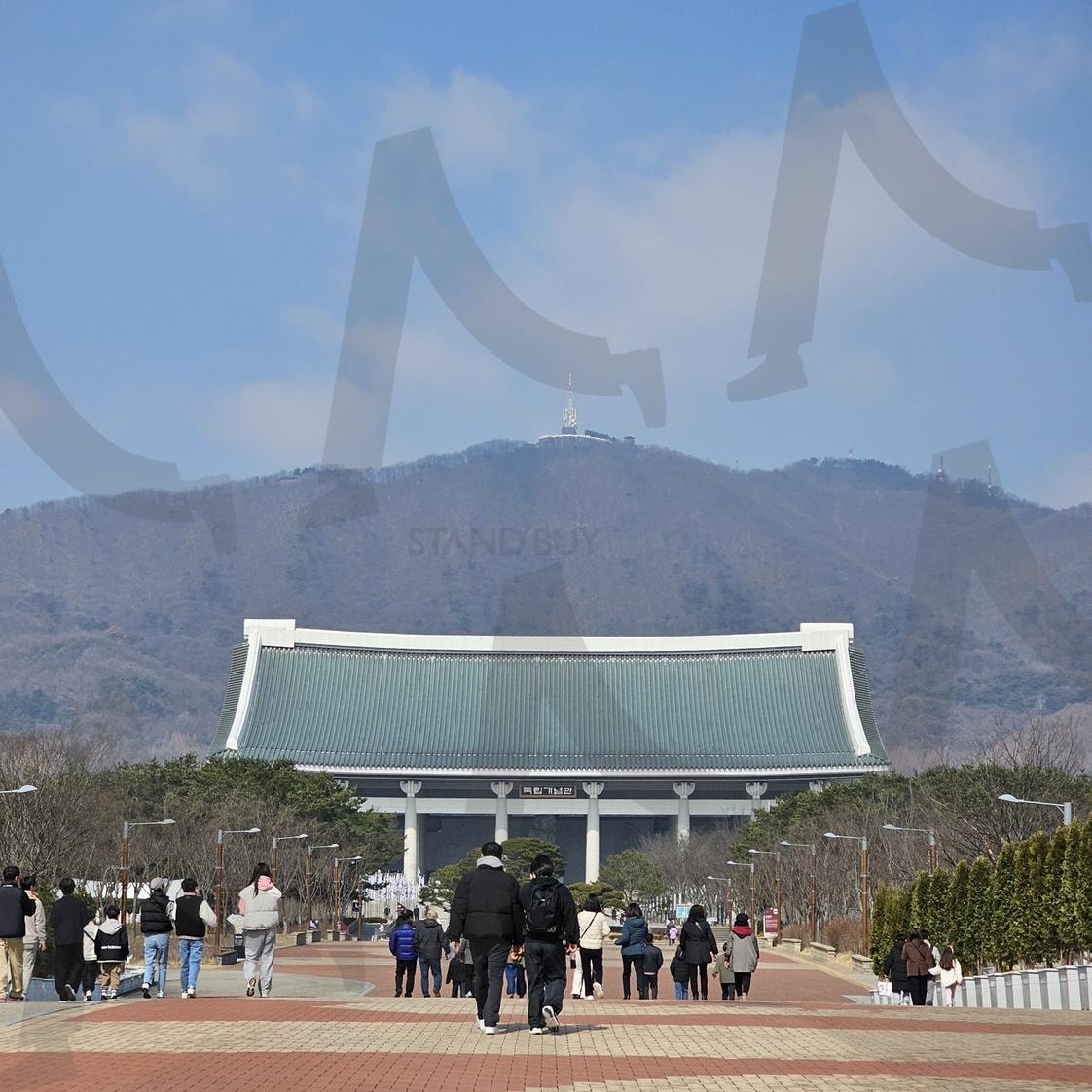 겨레의 집과 백월산: 독립기념관의 상징적 풍경 | 독립기념관, 겨레의집, 천안, 백월산, 한국역사, 전통건축, 광장, 푸른하늘, 방문객, 민족정신, 대한민국, 역사유적, 상징적장소, 여행지, 문화유산, 역사교육, 랜드마크, 건축사진, 애국심, 자연풍경 | 스탠바이 STANDBUY 디지털 콘텐츠