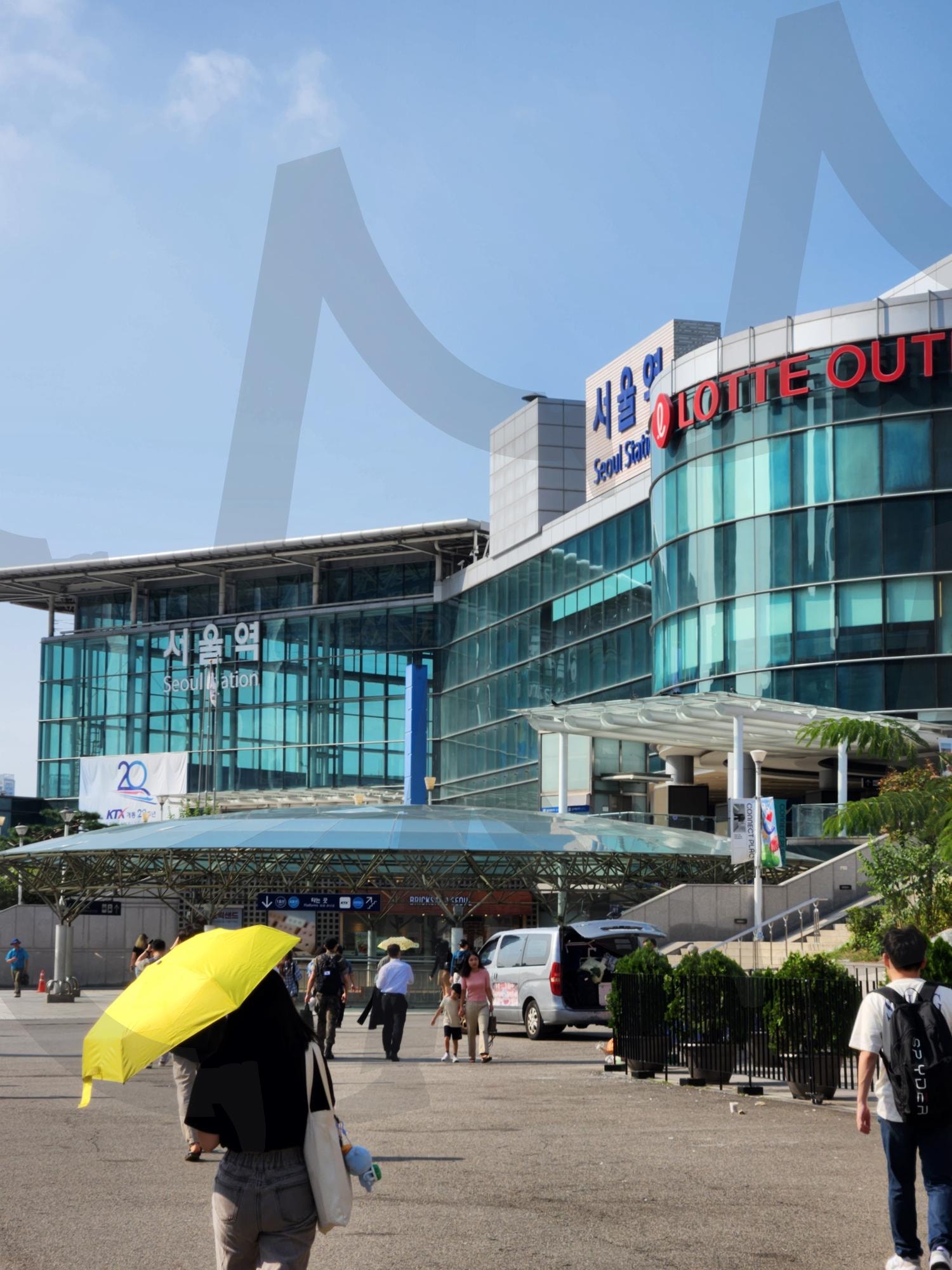서울역의 여름: 현대와 일상의 교차점 | 서울역, 서울, 교통허브, 도심, 현대건축, 유리외관, 여름, 노란우산, 사람들, 출입구, 랜드마크, 여행, ktx, 일상, 도시풍경, 역동성, 대한민국, 역사, 대중교통, 아시아도시 | 스탠바이 STANDBUY 디지털 콘텐츠