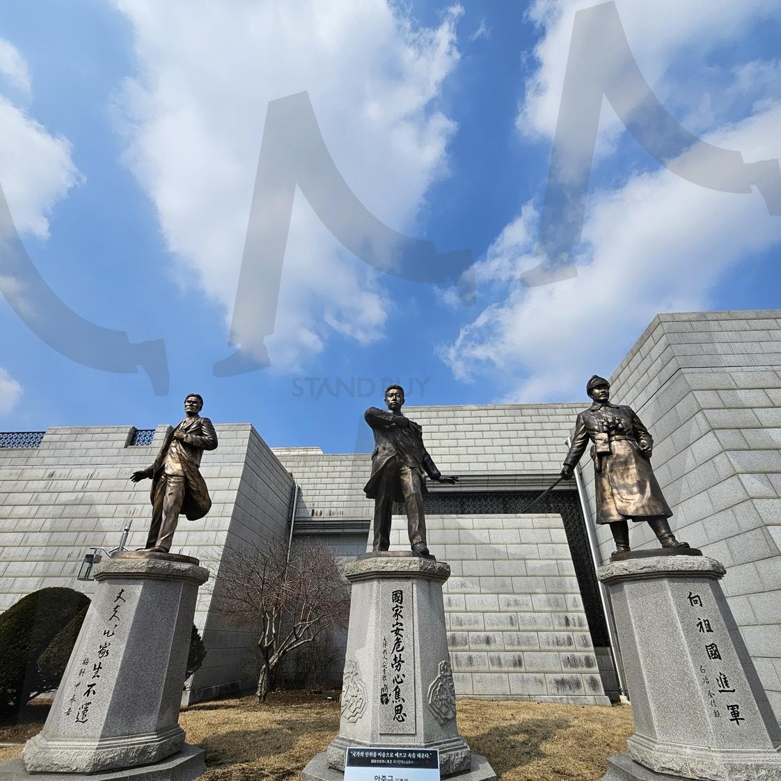 독립운동가 3인의 위엄: 푸른 하늘 아래 세워진 동상 | 독립기념관, 독립운동가, 동상, 천안, 한국역사, 애국심, 기념관, 전통의상, 근대의상, 상징조형물, 역사유적, 푸른하늘, 조각상, 민족정신, 역사교육, 문화유산, 대한민국, 대표인물, 기념사진, 랜드마크 | 스탠바이 STANDBUY 디지털 콘텐츠