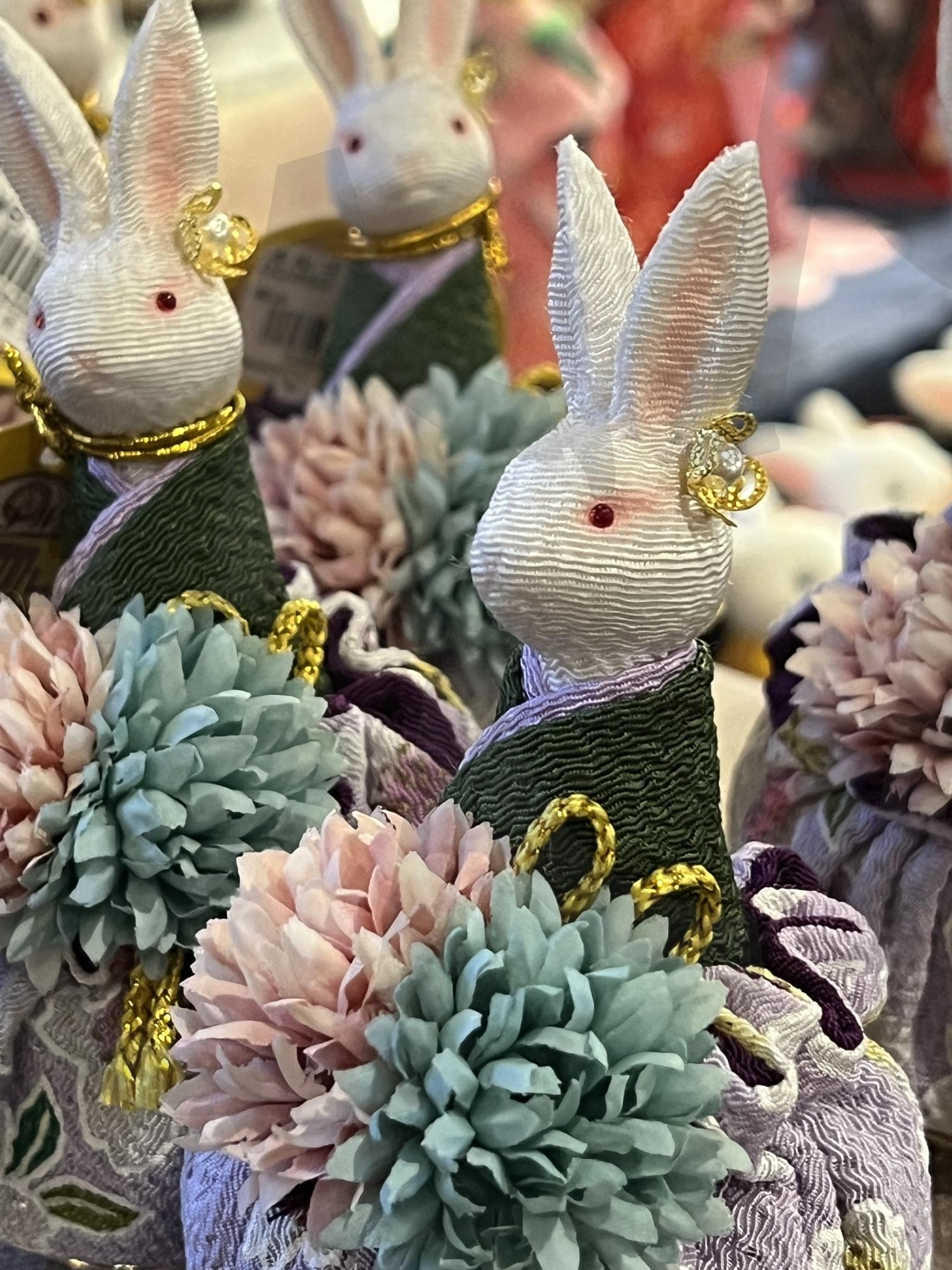 꽃을 두른 토끼 공주들 | 토끼, 토끼인형, 전통복식, 수공예, 꽃 장식, 동화 감성 | 스탠바이 STANDBUY 디지털 콘텐츠