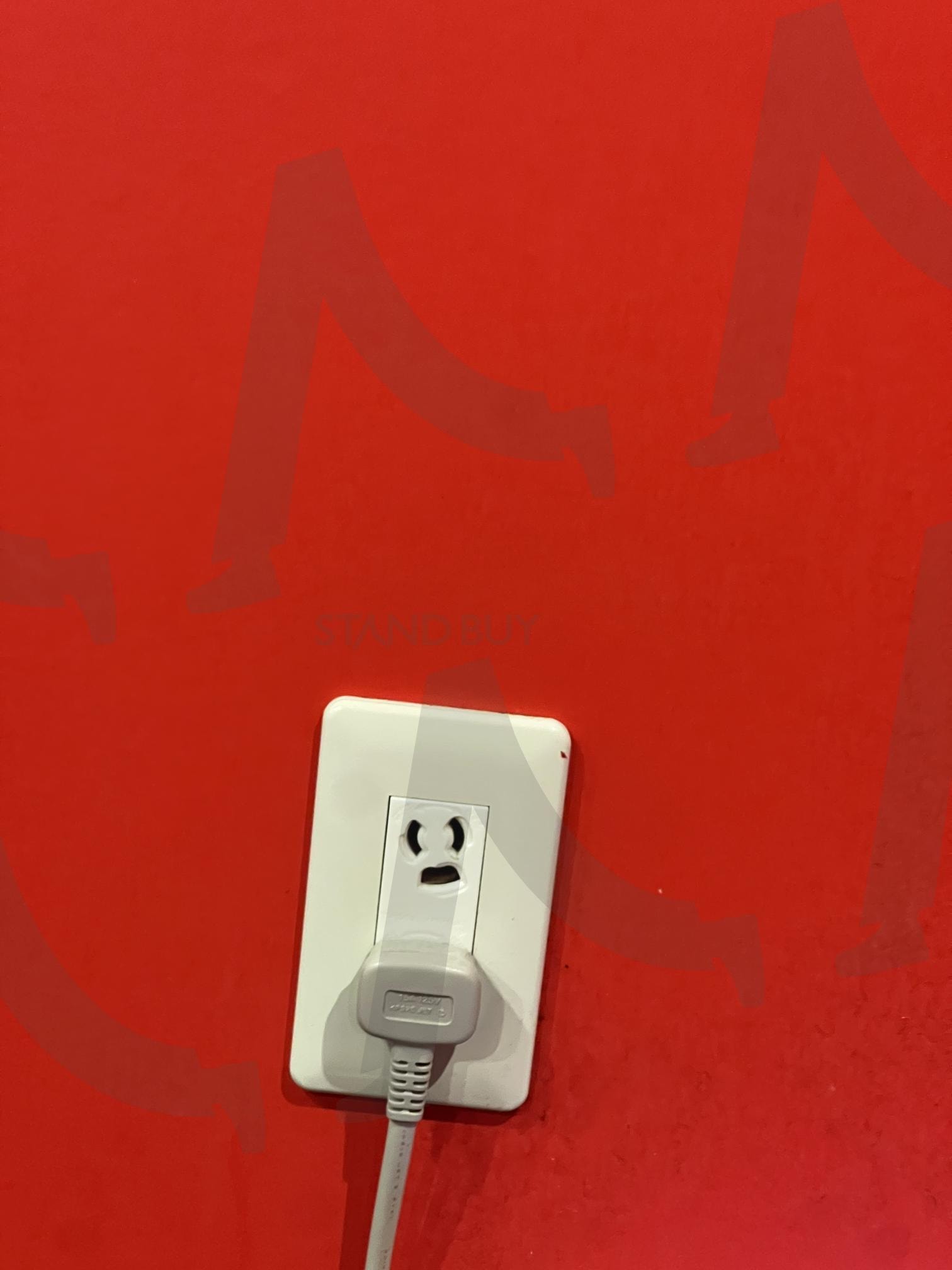 어?! 나도 꽂히는 거야? | 빨각벽, 의인화, 콘센트, 콘센트 얼굴, 유머 속 일상, 관찰의 즐거움 | 스탠바이 STANDBUY 디지털 콘텐츠