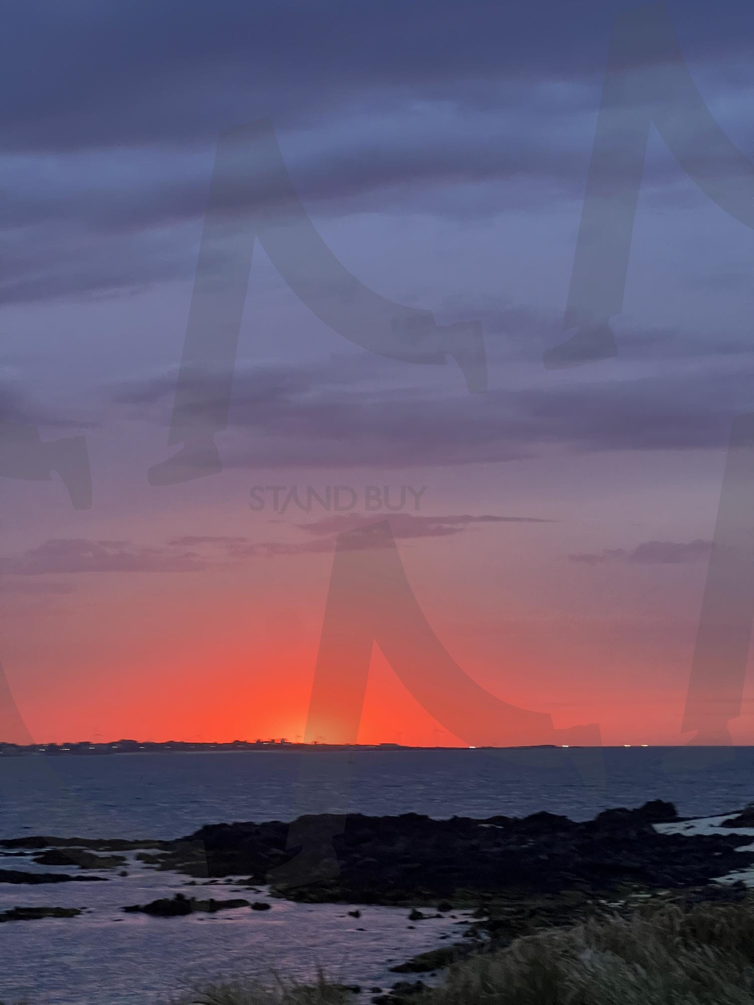 태양이 남긴 불빛(세로 ver.) | 일몰, 수평선, 바다의 여운, 붉은하늘, 하루의 끝 | 스탠바이 STANDBUY 디지털 콘텐츠