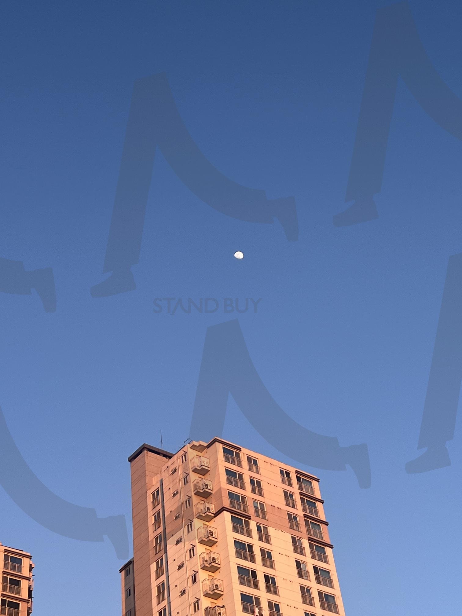 해가 남긴 온기, 달이 건네는 인사 | 낮달, 석양빛 아파트, 하루의 끝, 잔잔한 감성, 해와 달의 교차점 | 스탠바이 STANDBUY 디지털 콘텐츠