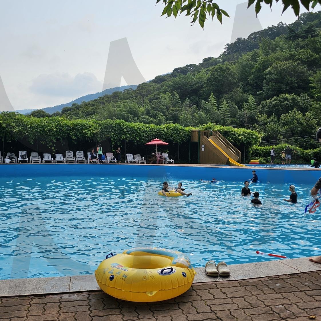 자연 속 여름 수영장: 휴식과 즐거움의 한때 | 수영장, 여름, 야외수영장, 자연, 산, 물놀이, 튜브, 휴식, 가족, 피서, 숲, 청량함, 어린이, 슬리퍼, 야외활동, 레저, 풍경, 여행, 즐거움, 휴가 | 스탠바이 STANDBUY 디지털 콘텐츠