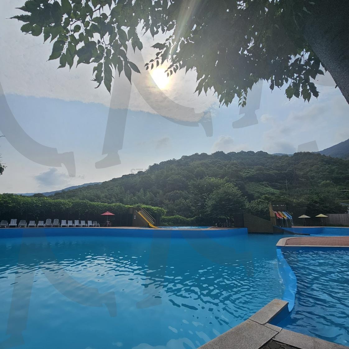 자연 속 여름 수영장: 초록 숲과 푸른 물의 휴식 | 수영장, 야외수영장, 여름, 자연, 산, 숲, 휴식, 물놀이, 미끄럼틀, 파라솔, 의자, 청량함, 가족, 여행, 풍경, 레저, 한적함, 평화, 계절, 피서 | 스탠바이 STANDBUY 디지털 콘텐츠