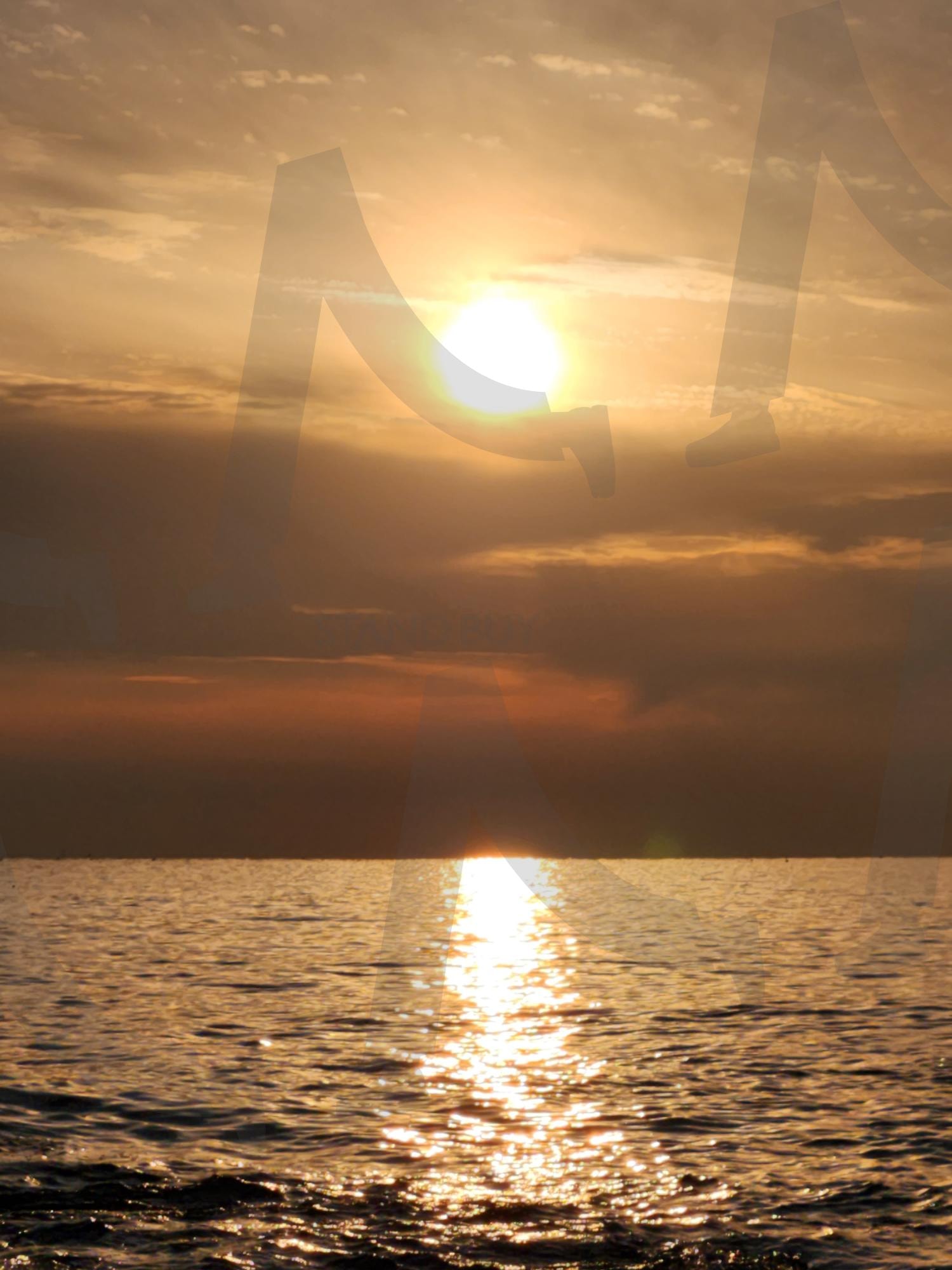 황금빛 바다 위의 일몰 | 일몰, 바다, 노을, 해넘이, 황금빛, 자연풍경, 평온, 감성사진, 석양, 하늘, 반영, 여행, 저녁, 고요함, 풍경사진, 자연, 여유, 휴식, 구름, 빛 | 스탠바이 STANDBUY 디지털 콘텐츠