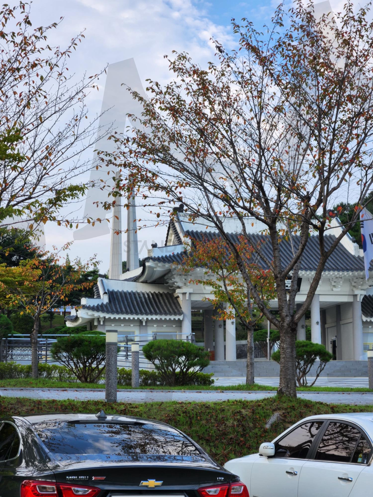 가을빛 내린 추모공원과 전통 건축 | 가을, 추모공원, 전통건축, 한옥, 기념관, 추모탑, 계절, 나무, 단풍, 파란하늘, 구름, 자동차, 일상, 역사, 조화, 한국풍경, 공원, 평온함, 건축사진, 자연 | 스탠바이 STANDBUY 디지털 콘텐츠