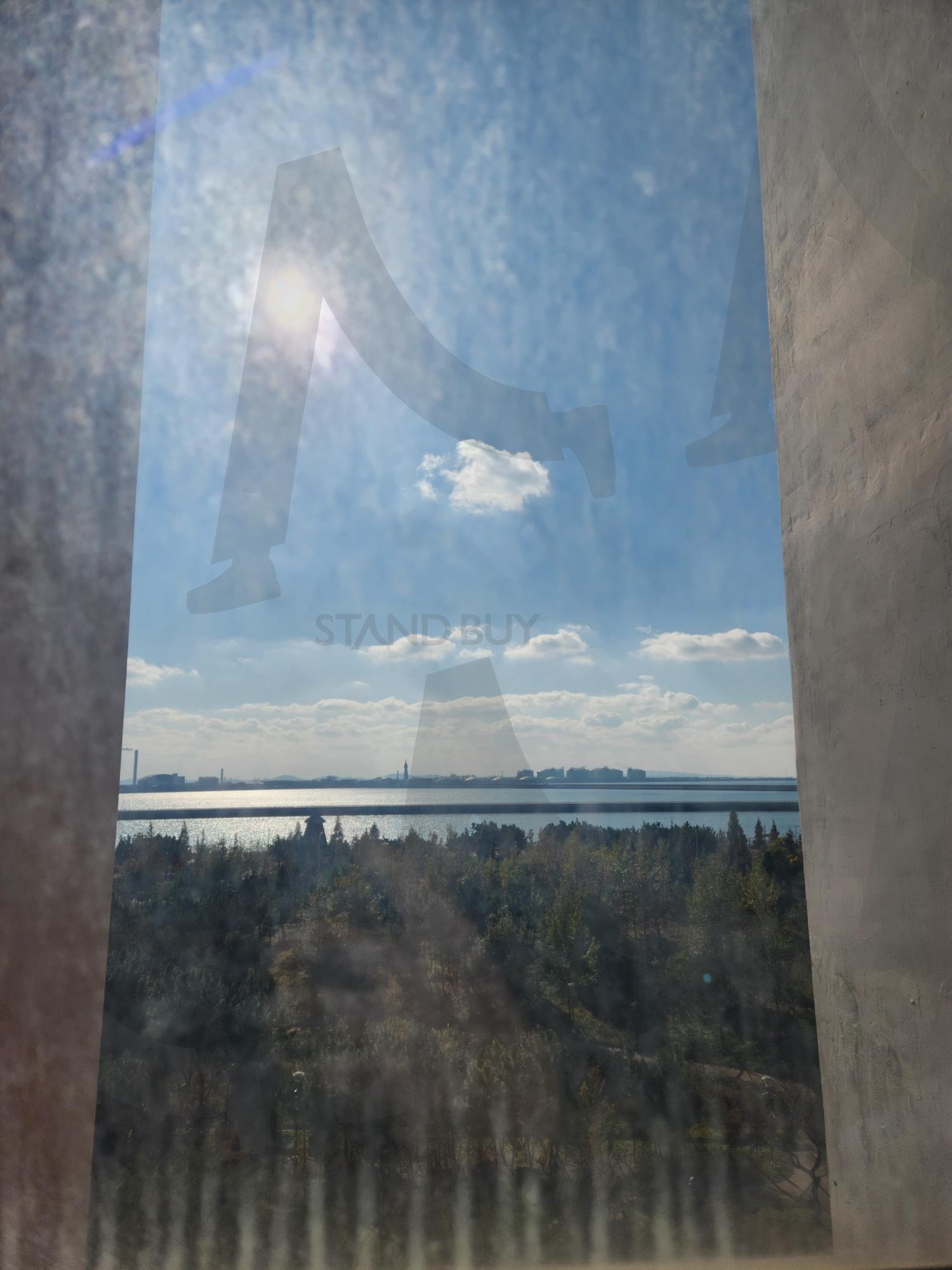 햇살과 기둥 사이로 비친 겨울 숲과 강 | 겨울, 숲, 강, 기둥, 햇살, 파란하늘, 구름, 자연풍경, 감성사진, 창밖, 몽환적, 반영, 건축, 고요함, 빛, 실루엣, 겨울하늘, 풍경사진, 차분함, 휴식 | 스탠바이 STANDBUY 디지털 콘텐츠