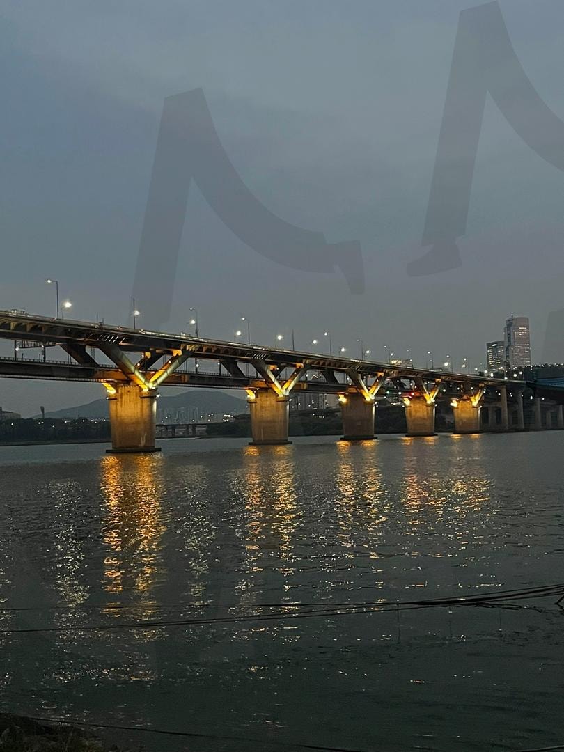 도시의 저녁, 물 위에 피어난 불빛 | 도시야경, 한강뷰, 노을감성, 저녁산책, 불빛풍경, 반영사진, 야경, 조명, 감성사진, 도시미학, 물빛감성, 감성야경, 빛의예술, 다리사진, 하늘강다리, 빛과물 | 스탠바이 STANDBUY 디지털 콘텐츠