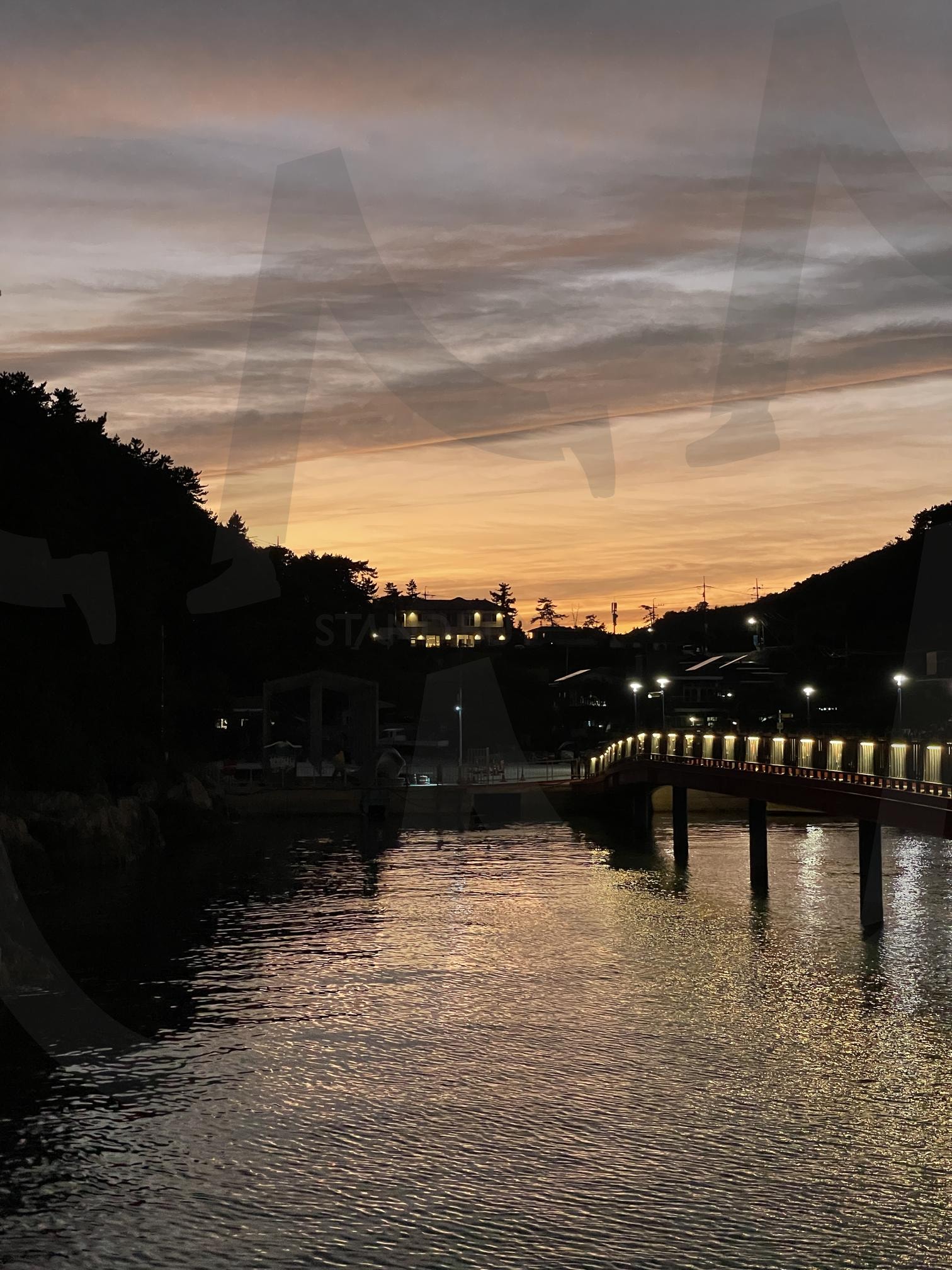 미조항, 노을빛으로 물드는 저녁 When the Lights Meet the Sunset | 노을, 감성사진, 감성풍경, 노을사진, sunsetbridge, 노을다리, 황혼산책 | 스탠바이 STANDBUY 디지털 콘텐츠