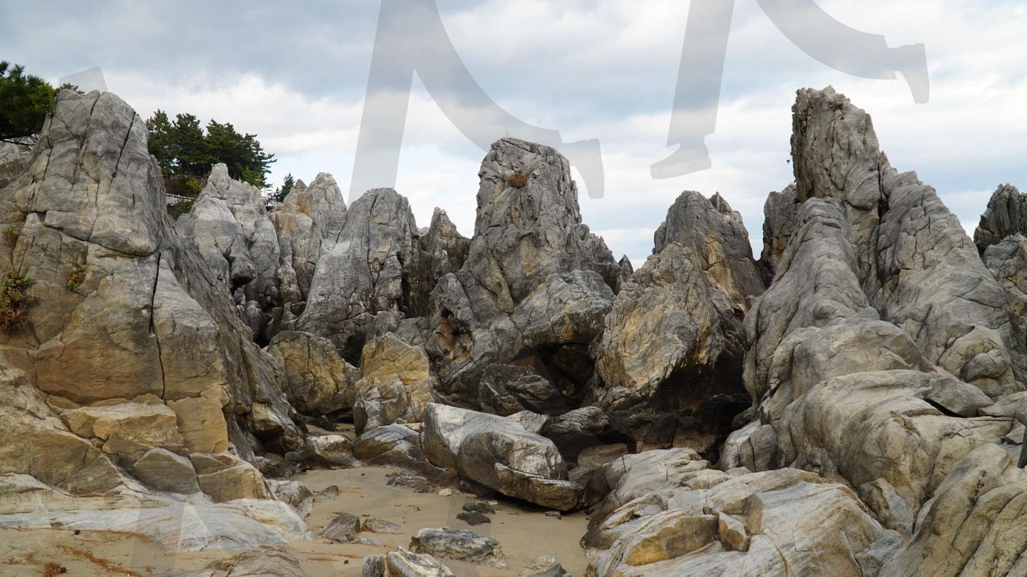 추암해변바위 | 기암괴석 해안 바위, 바위 절벽 해변 풍경, 한국 동해안 기암 해변, 촛대바위 비슷한 바위, 삼척 해변 바위, 강원도 바위 명소, 독특한 바위 형상 바닷가, 바닷가 기암괴석, 군락지 한국 자연 명소 바위, 동해 기암 지형 관광지 | 스탠바이 STANDBUY 디지털 콘텐츠