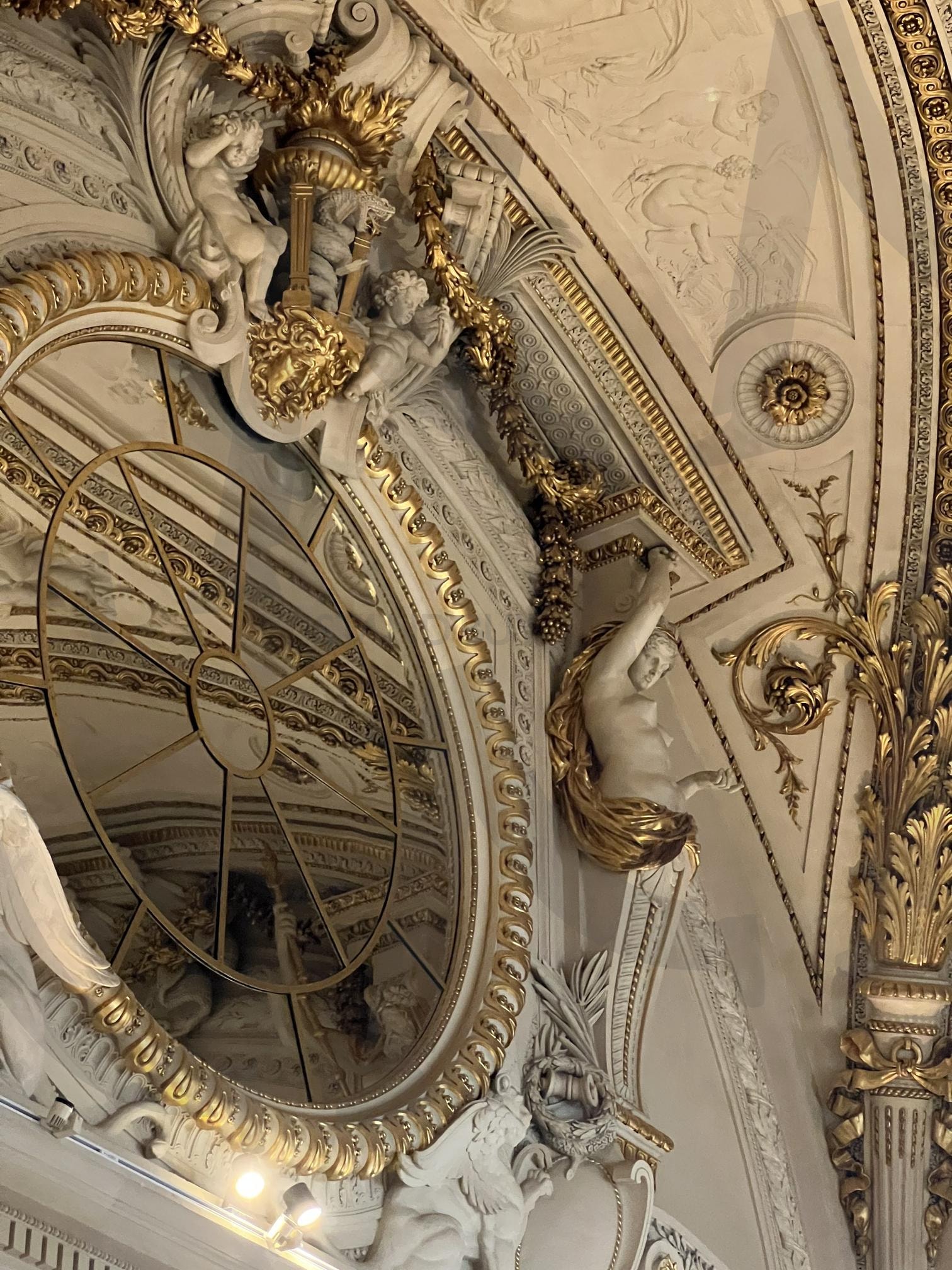 황금의 숨결로 장식된 천장 아래 | 루브르박물관, 프랑스, 황금장식, 궁전천장, 천사의무도회 | 스탠바이 STANDBUY 디지털 콘텐츠