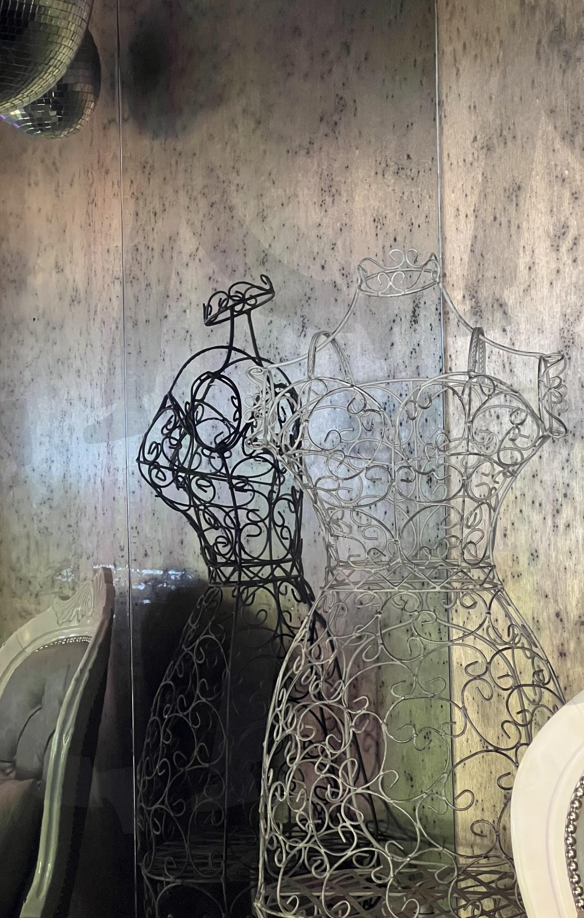 비어 있는 아름다움, 철로 짜인 실루엣 | 철제마네킹, 마네킹, 그림자의미학, 우아한빈공간, 예술적실루엣, 프랑스 | 스탠바이 STANDBUY 디지털 콘텐츠