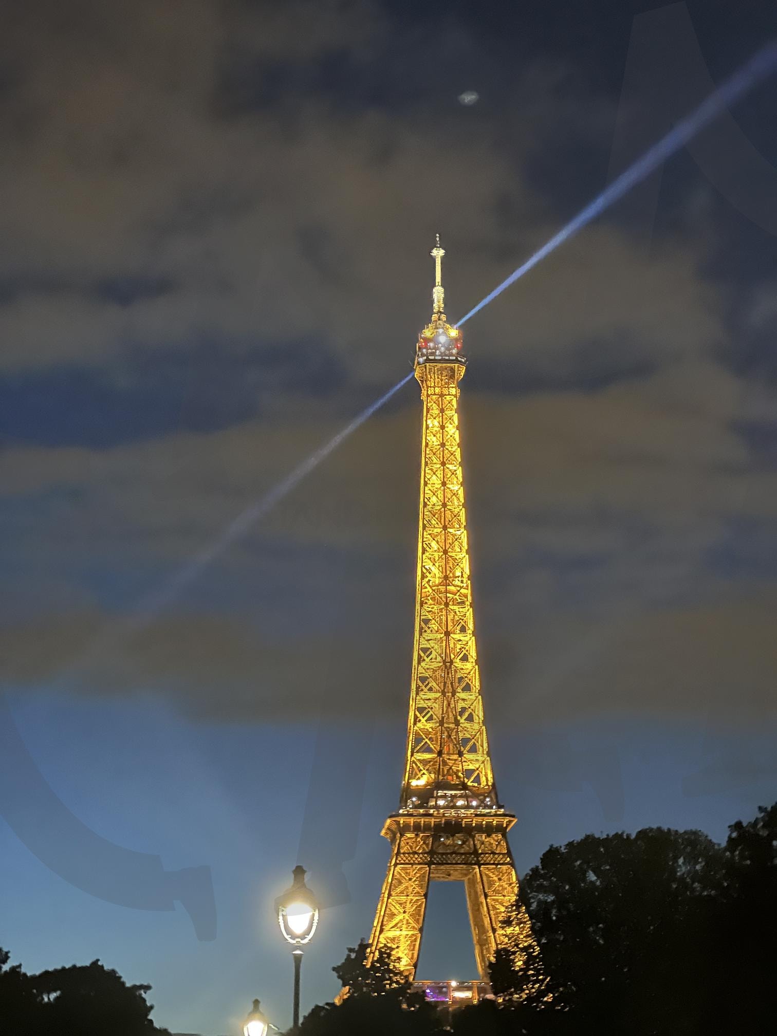 밤하늘을 가르는 빛, 파리의 숨결 | 프랑스, 에펠탑, 에펠탑조명쇼, 파리야경, 빛의도시, 로맨틱파리, 프랑스의밤 | 스탠바이 STANDBUY 디지털 콘텐츠