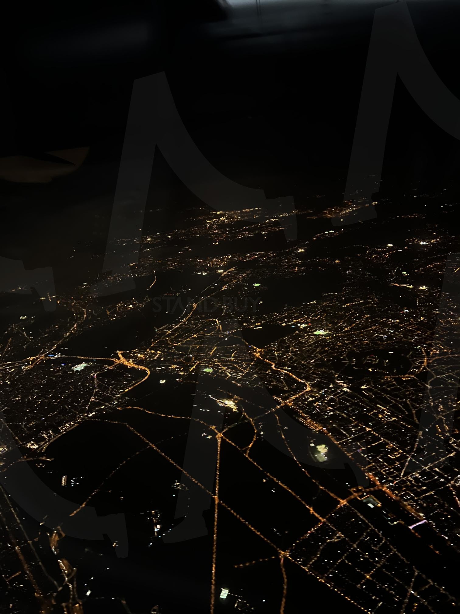 잠든 도시 위, 별처럼 깨어있는 불빛들 | 야경비행, 야경, 도시의빛, 비행기창밖, 비행기, 밤하늘여행, 감성사진, 프랑스 | 스탠바이 STANDBUY 디지털 콘텐츠