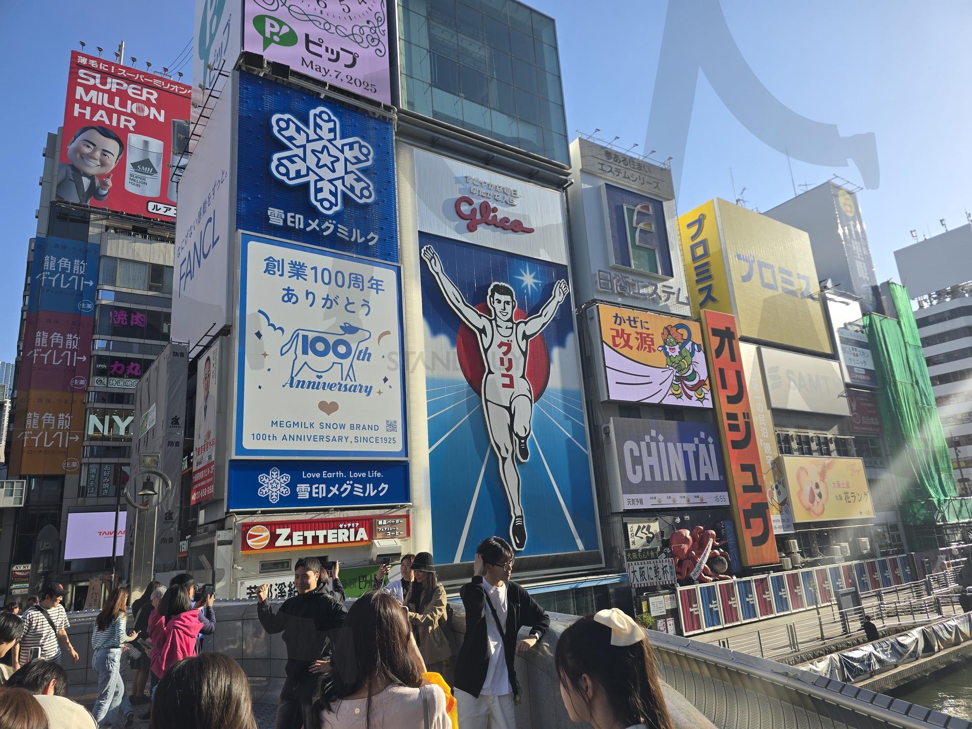 오사카 도톤보리 글리코맨 간판 거리 풍경 | glico, Dotonbori, osaka, Japan, glico sign, Japanese street, neon sign, urban japan, tourist spot, cityscape, travel photo, billboard, landmark, people in city, asia travel, 오사카, 도톤보리, 글리코, 일본여행, 간판거리, 관광지, 일본도시, 도시풍경, 사진소재 | 스탠바이 STANDBUY 디지털 콘텐츠