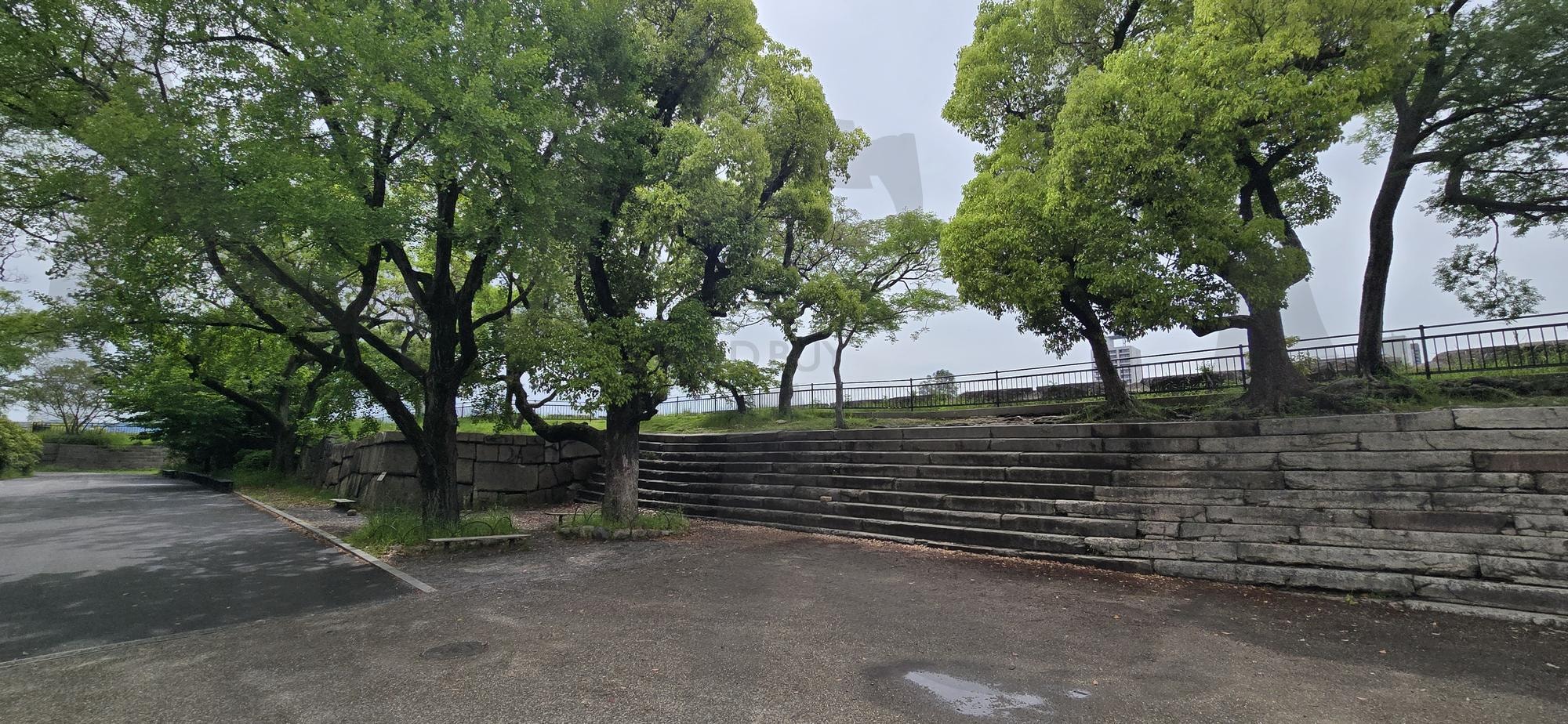 고요한 순간, 오사카성 공원에서 | 오사카성 돌계단, 조용한 공원 풍경, 푸르름 속 길, 일본의 정원길, 역사 아래의 고요함, Stone Steps at Osaka Castle Park | 스탠바이 STANDBUY 디지털 콘텐츠