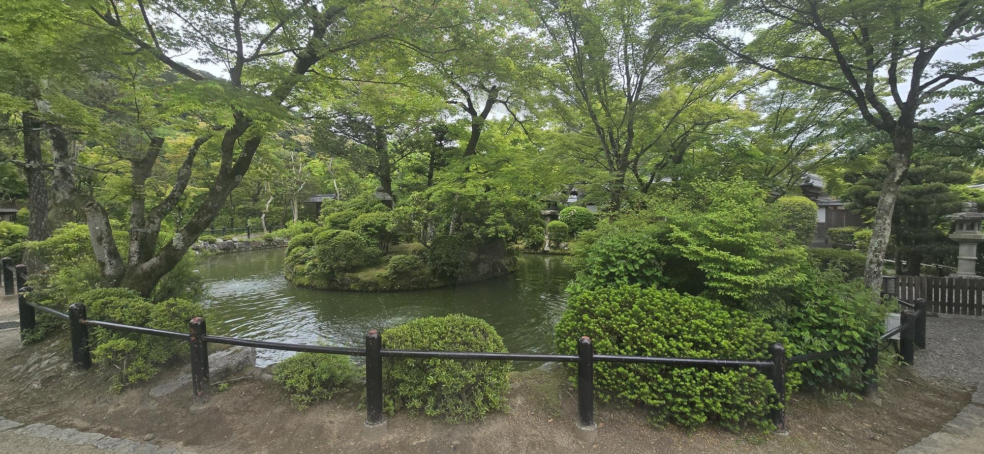 푸름이 감싸는 교토의 한 장면 | 기요미즈데라 정원, 고요한 교토 풍경, 장고이 연못, 일본 전통정원, 사찰 속 자연, Garden Pond near Joju-in, Kiyomizu-dera | 스탠바이 STANDBUY 디지털 콘텐츠