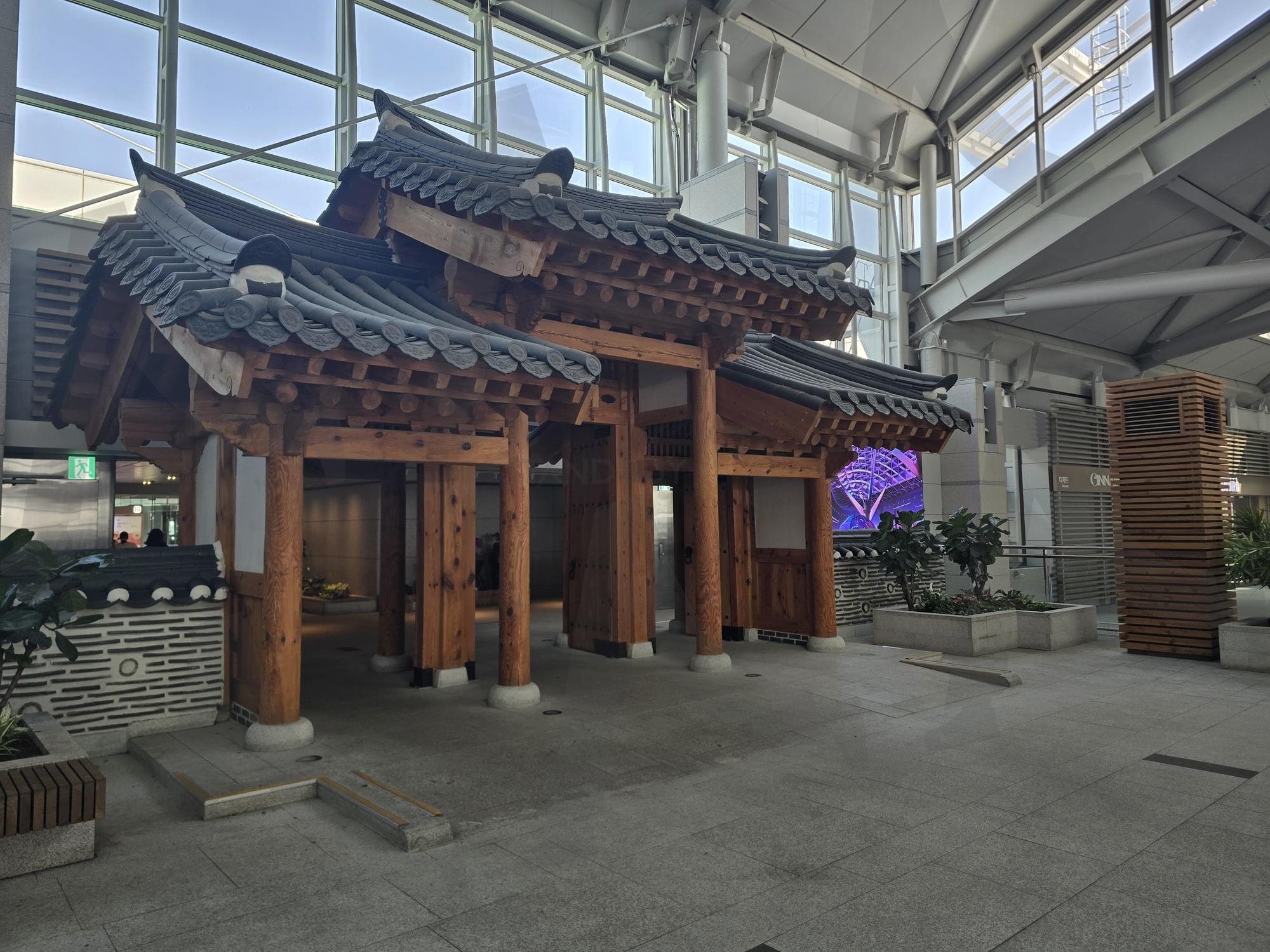 공항 속 한옥, 한국의 시작을 알리다 | 공항 속 한옥, 인천공항 전통문, 현대와 전통의 조화, 여정의 시작, 한국의 첫인상, Korean Hanok at Incheon Airport, Traditional Zone | 스탠바이 STANDBUY 디지털 콘텐츠
