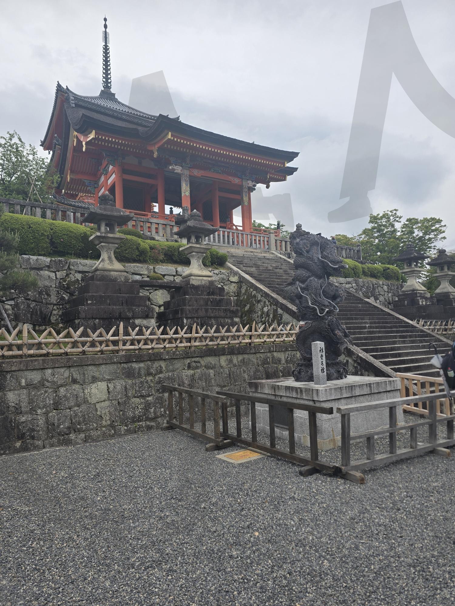 기요미즈데라의 붉은 문에서 바라본 순간 | 기요미즈데라, 니오몬, 일본 전통 사찰, 교토 여행, 붉은 목조건축, Kiyomizu-dera Temple Gate, Nio-mon, kyoto | 스탠바이 STANDBUY 디지털 콘텐츠