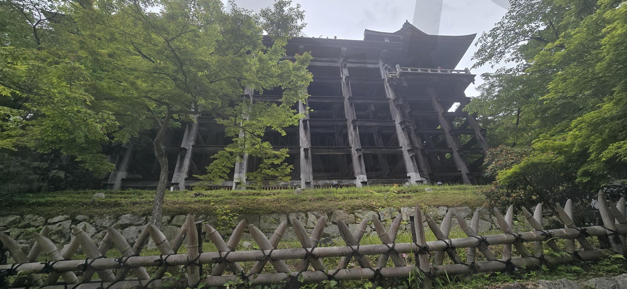 기요미즈데라 무대 지지 구조 아래에서 본 모습 | Kiyomizu-dera, kyoto, Japan, wooden structure, temple architecture, traditional design, japanese construction, support beams, heritage site, view from below, temple stage, woodwork, 교토, 기요미즈데라, 전통건축, 사찰 구조, 목재 무대, 일본 사찰, 구조미학, 밑에서 본 풍경 | 스탠바이 STANDBUY 디지털 콘텐츠