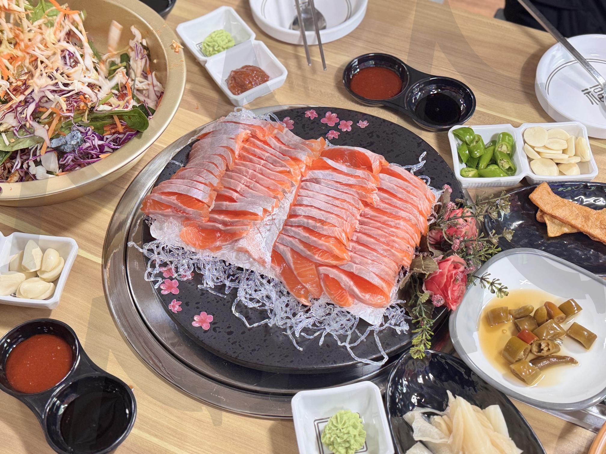 정성으로 빚은 한 접시, 송어회 | 비발디송어회, 송어회, 송어, 회, 식사, 맛집, 비발디송어골 | 스탠바이 STANDBUY 디지털 콘텐츠